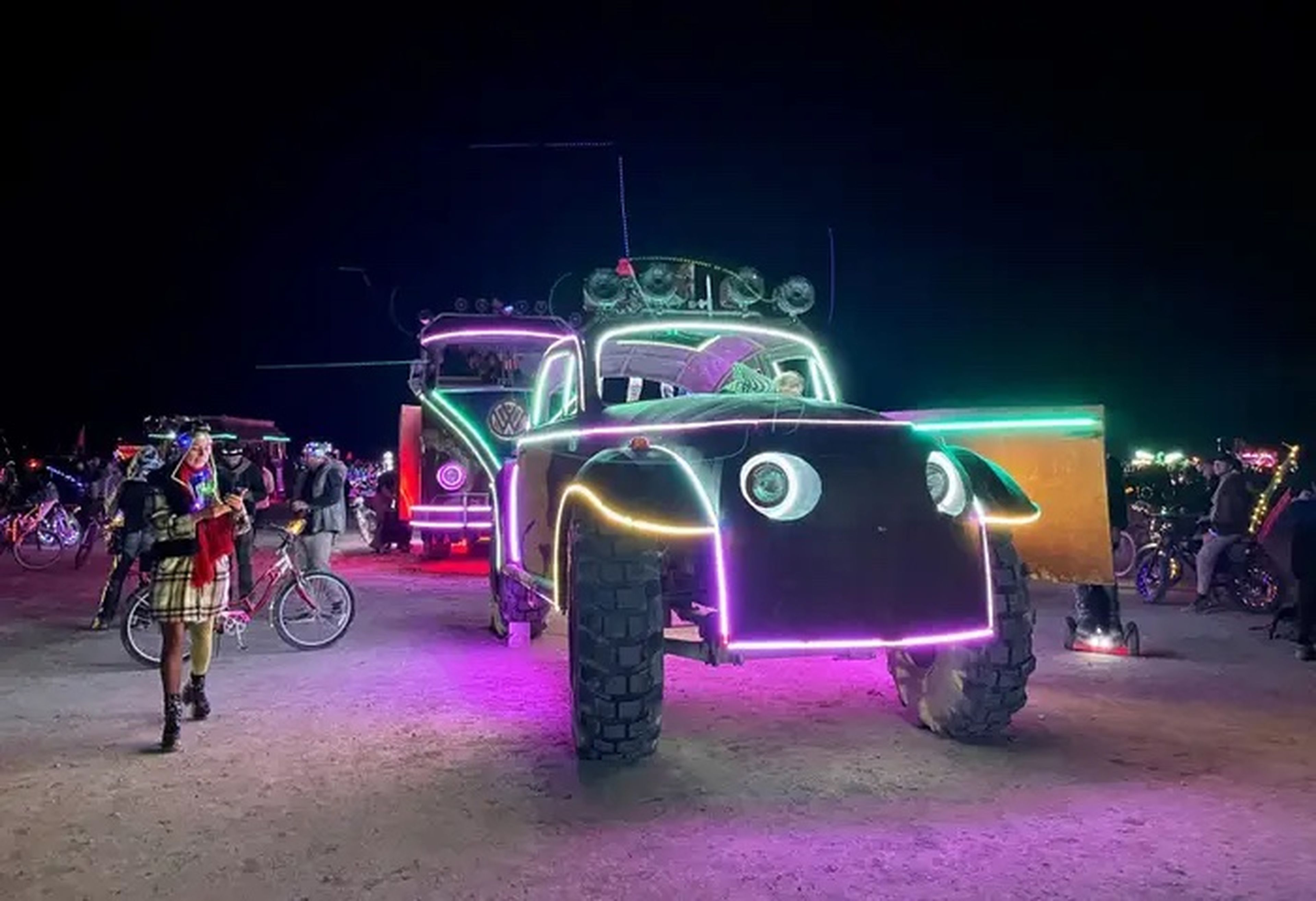 Burning Man tiene su propio aeropuerto para todos los multimillonarios que prefieren viajar en avión hasta el festival, construido en torno a las ideas de "desmercantilización" y "no dejar rastro". 