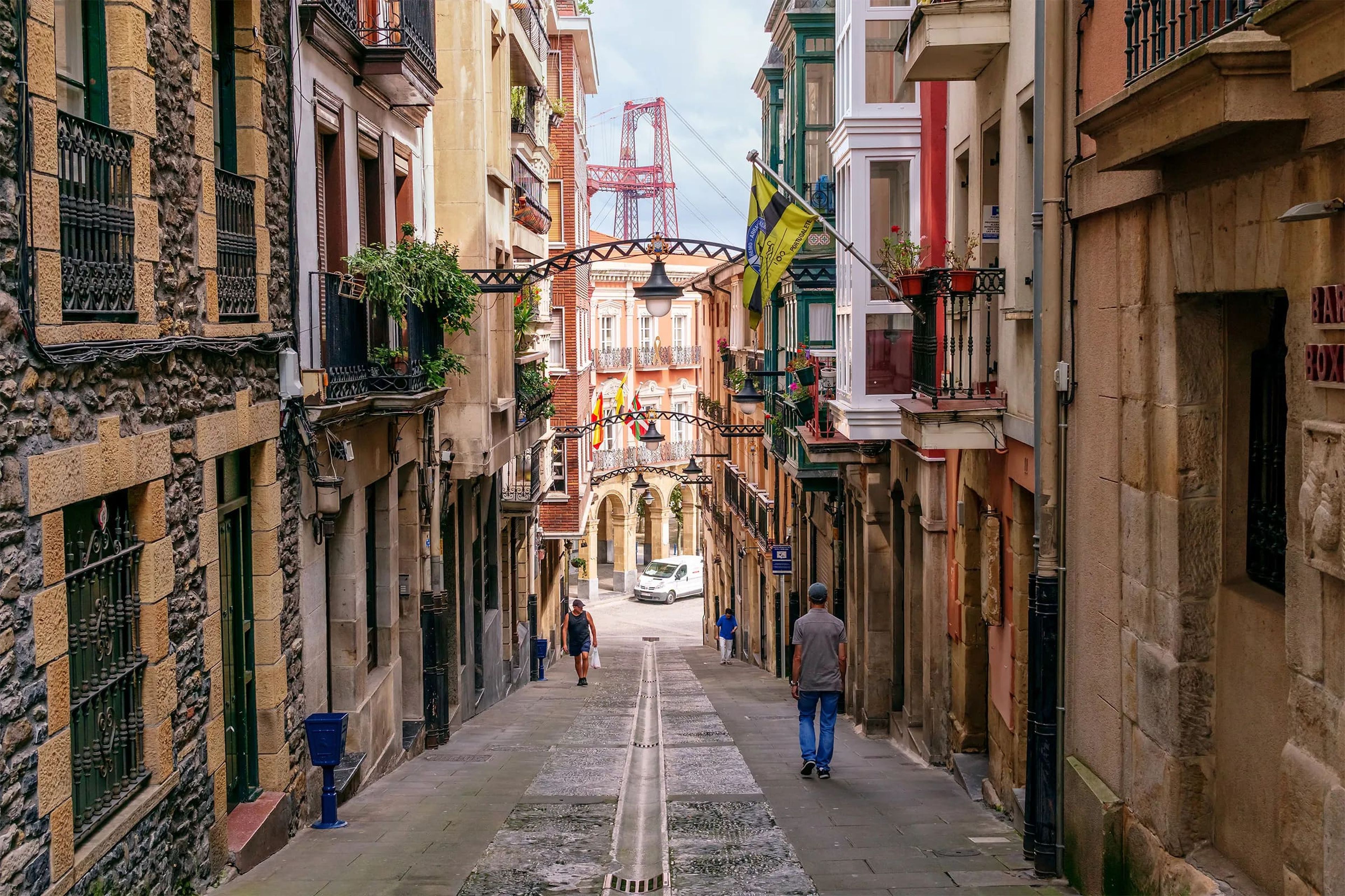 Calle de Bilbao con gente caminando