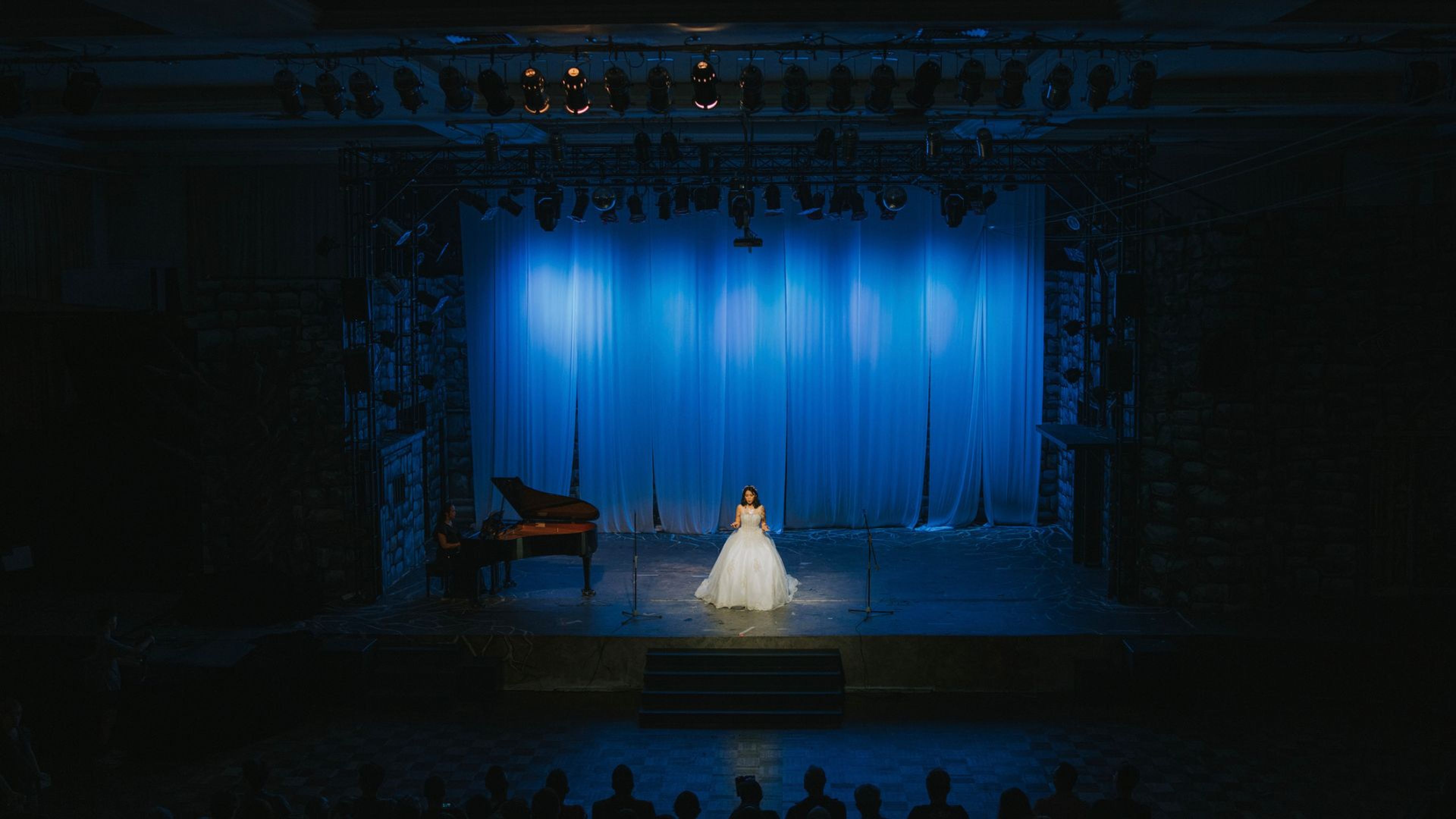 Una cantante de ópera actúa en un teatro.