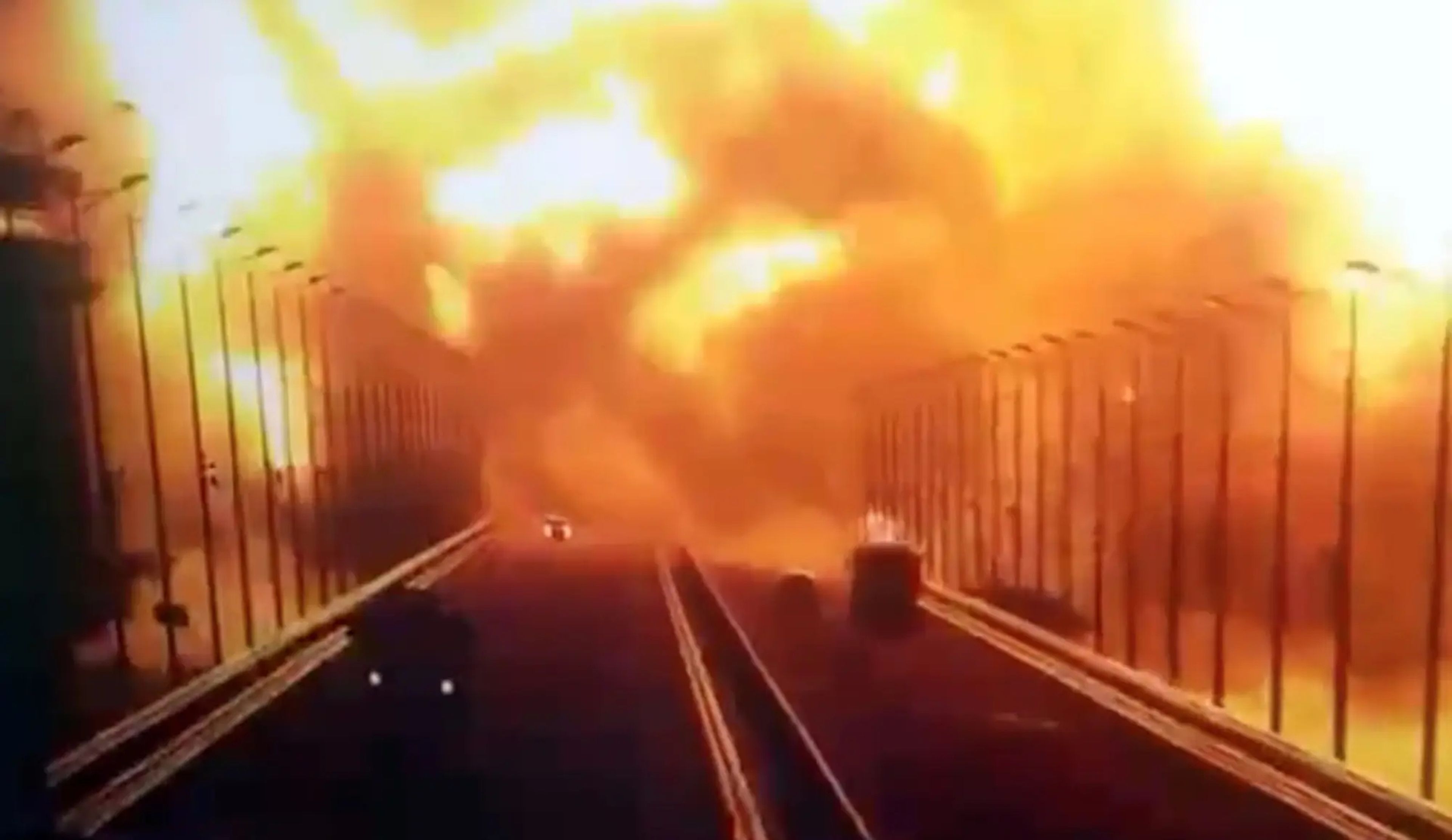 Una captura de pantalla de una grabación de vigilancia muestra llamas y humo elevándose tras una explosión en el puente de Kerch el 8 de octubre de 2022.