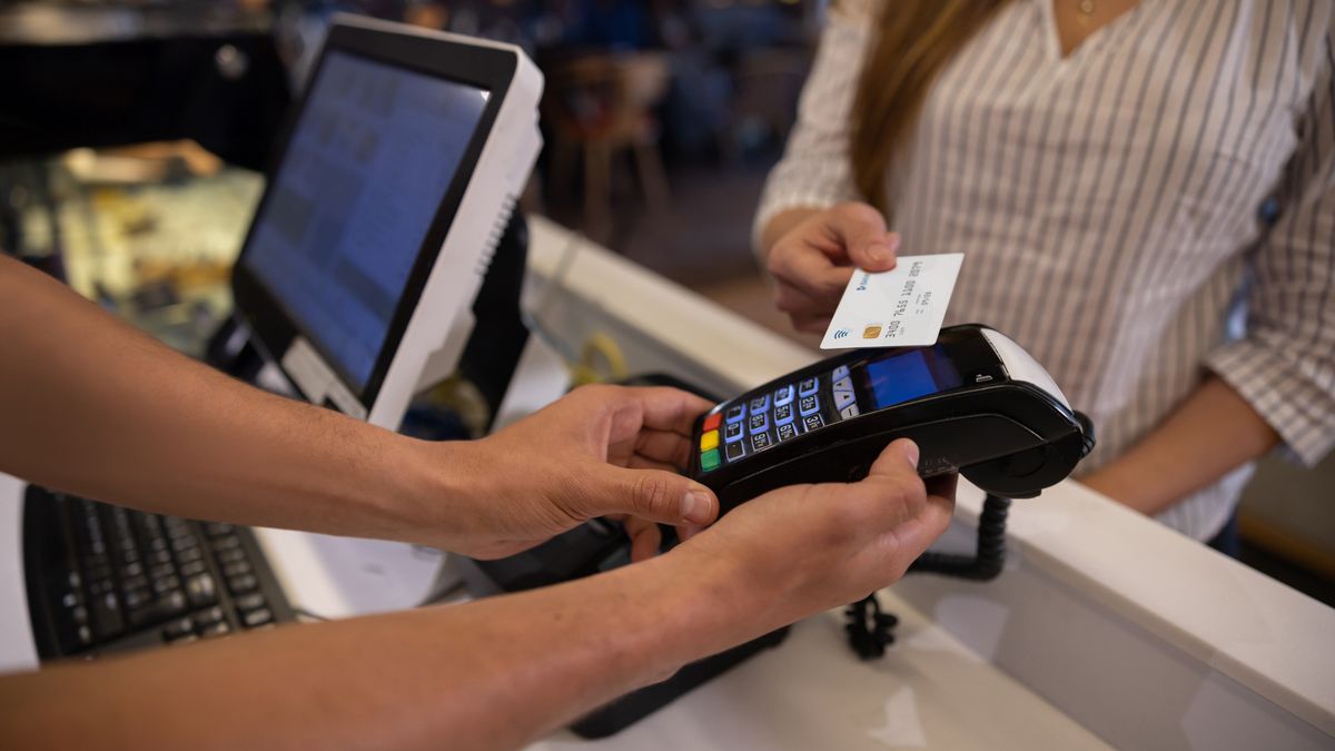 Bank of Spain warns of mistake most Spaniards make when paying with mobile phone