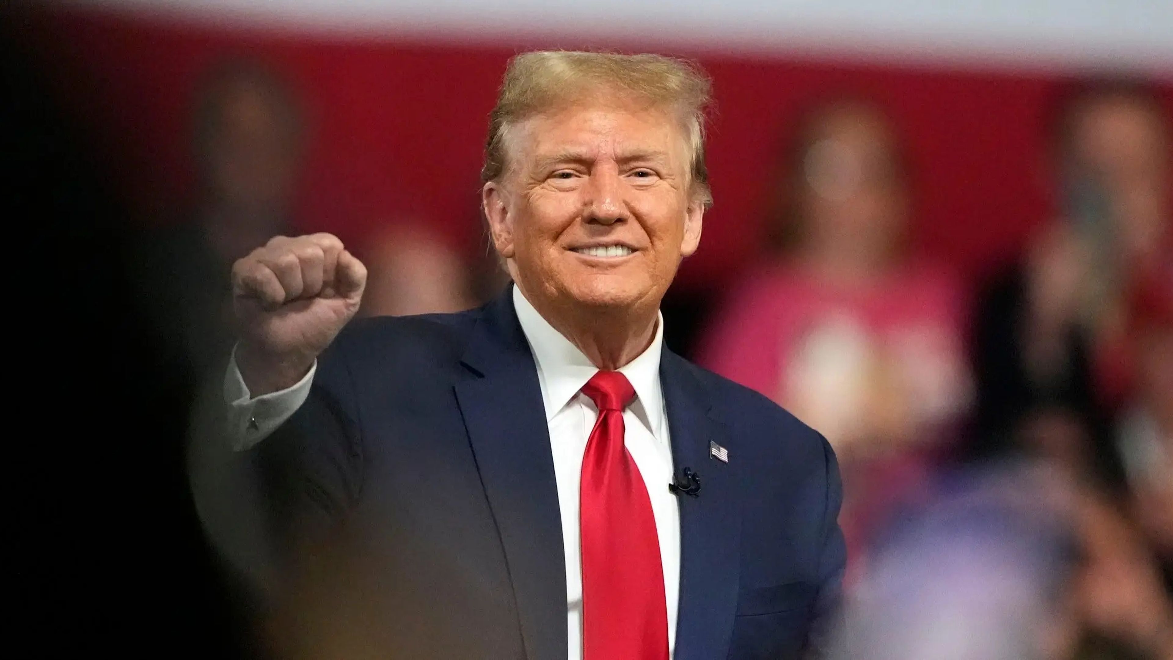 Donald Trump sonríe durante un acto público en Fox News. 