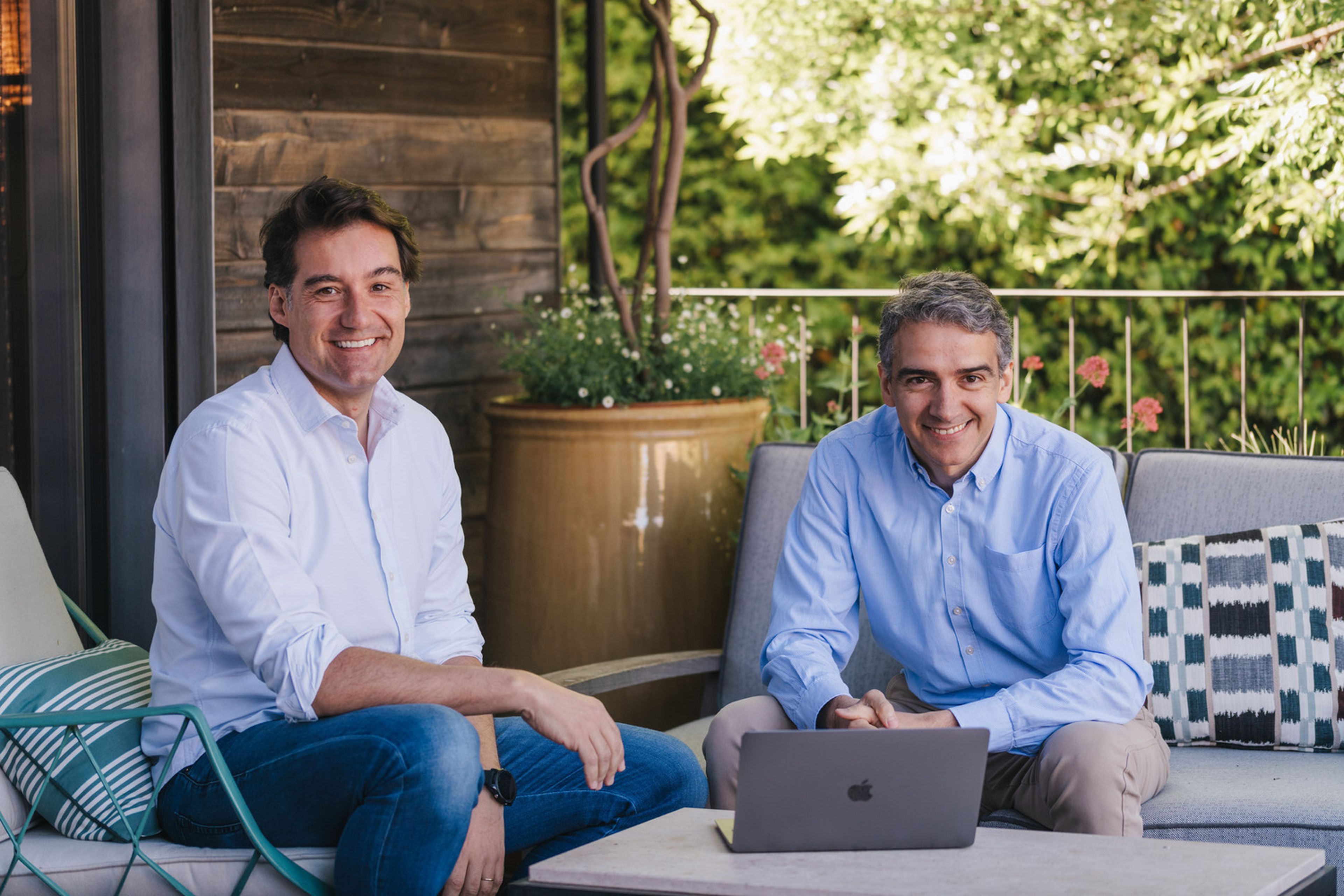 Enrique Linares (izq.) y Oriol Juncosa, cofundadores de Plus Partners.