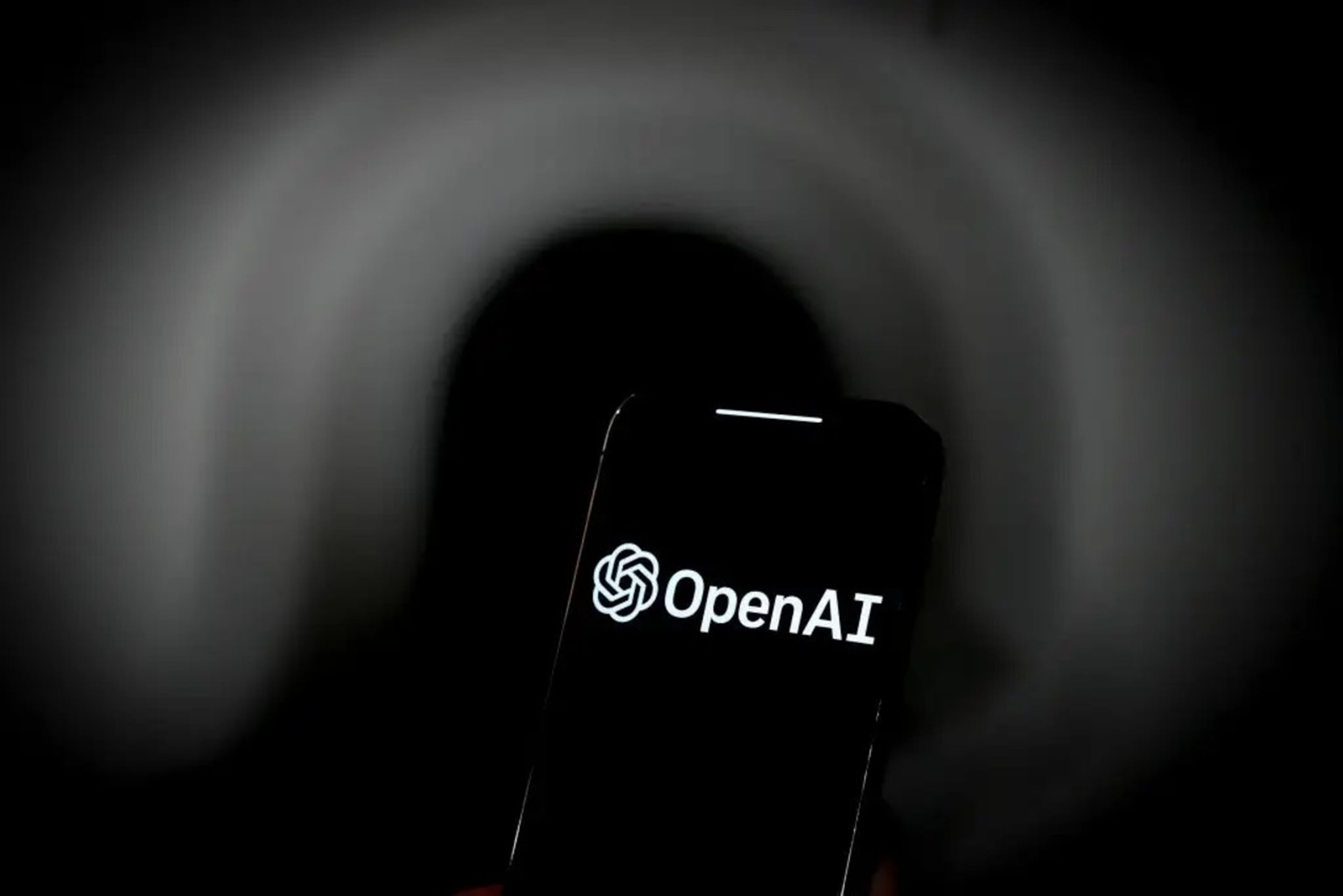 Una imagen de un teléfono móvil con el logo de OpenAI, la desarrolladora de ChatGPT.