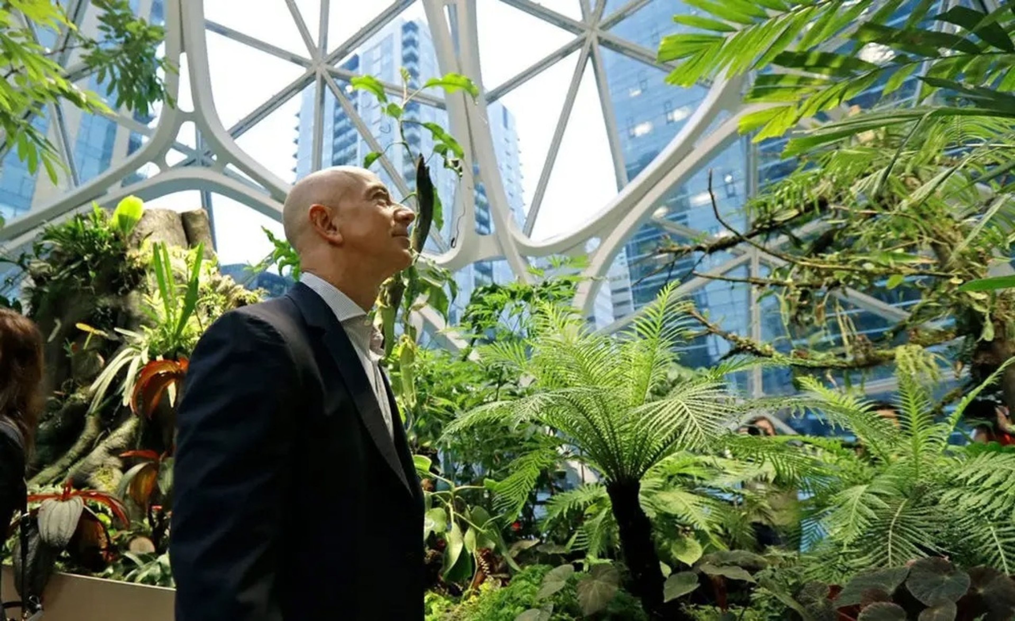 Jeff Bezos sueña con un futuro en el que un billón de seres humanos viva en gigantescas estaciones espaciales que floten por el sistema solar.