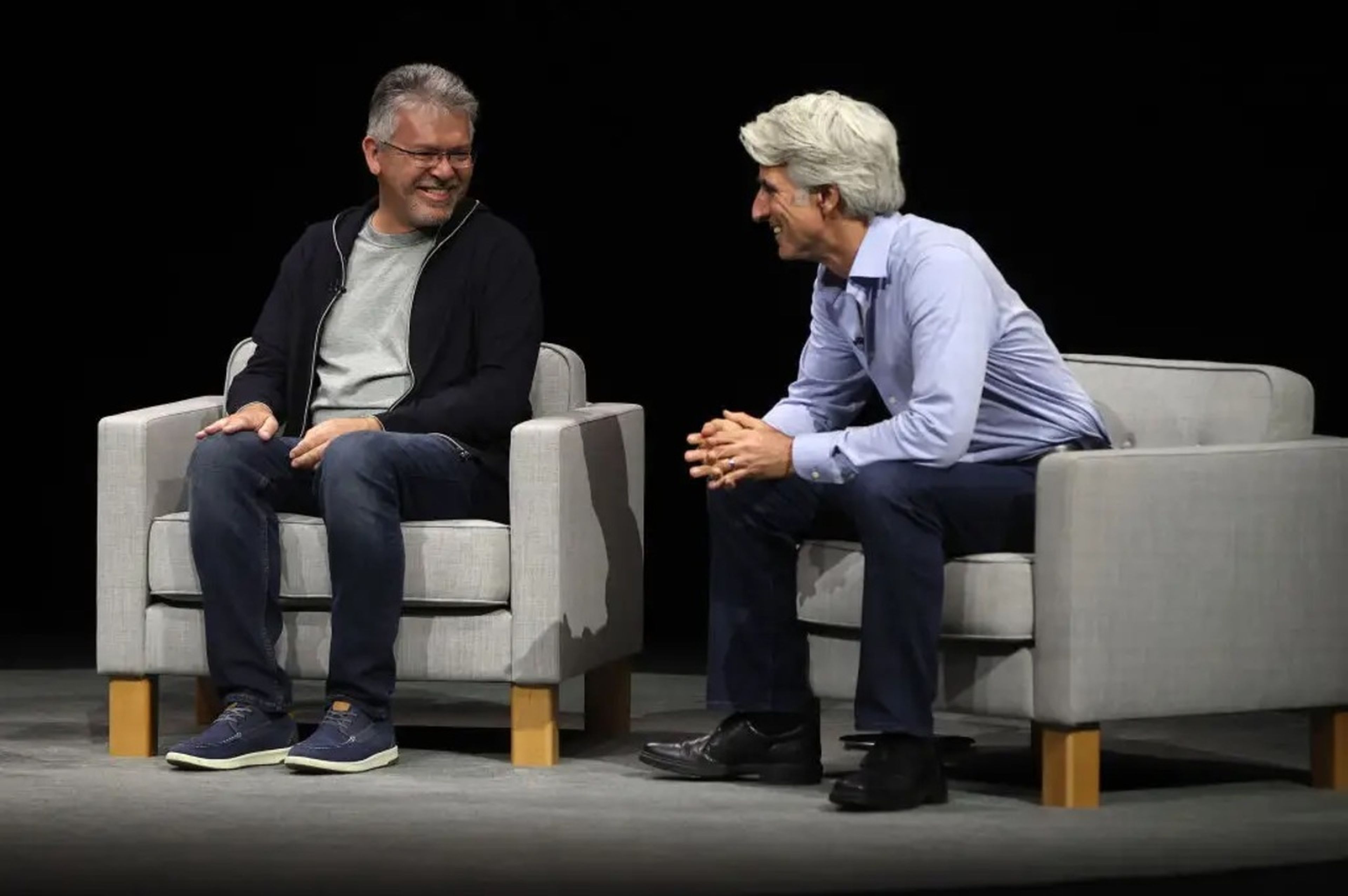 John Giannandrea (izquierda) y Craig Federighi, ejecutivos de Apple, hablando en un escenario durante la WWDC 2024 que ha celebrado la compañía.