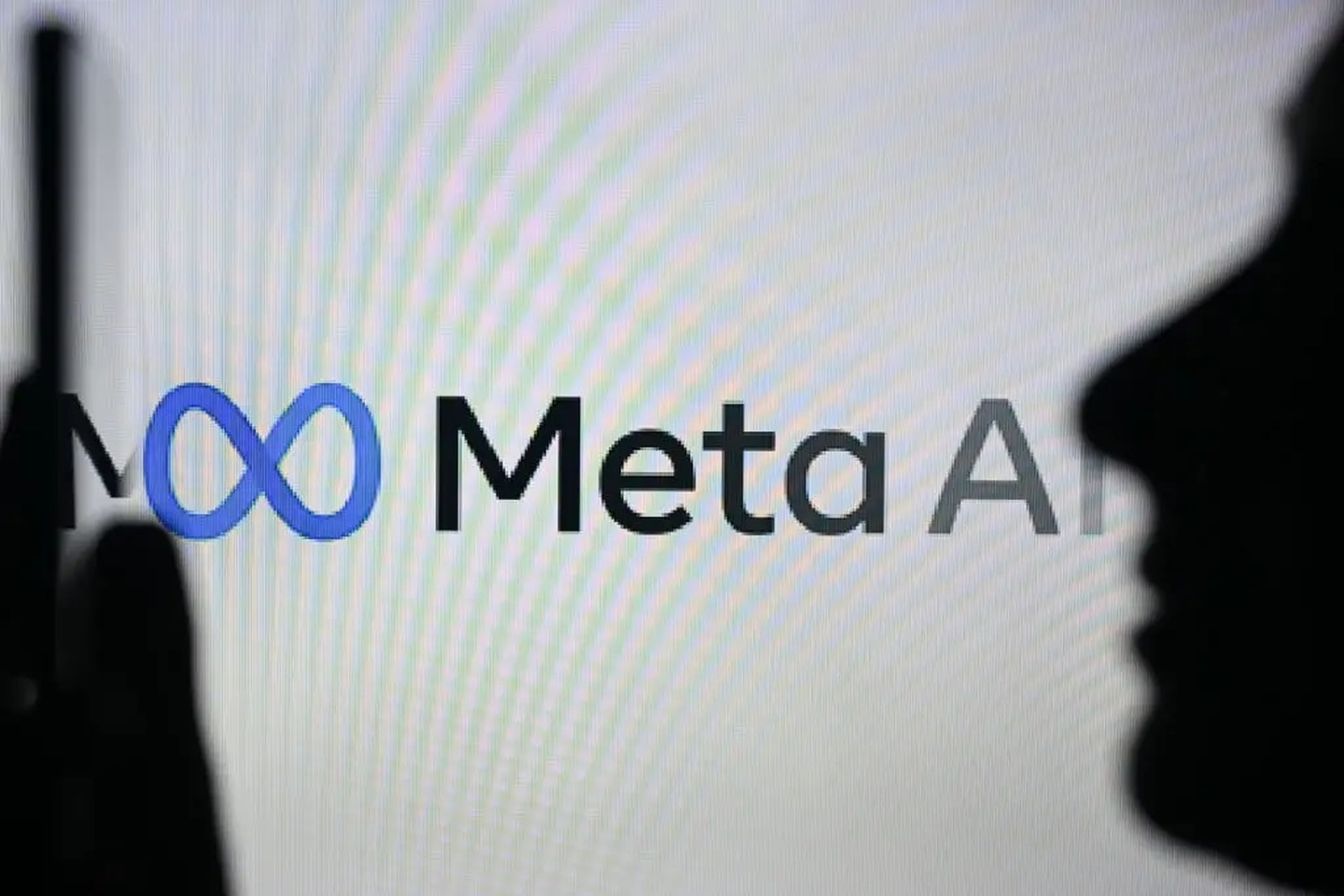 La matriz de Facebook cuenta con un asistente de inteligencia artificial llamado Meta AI.
