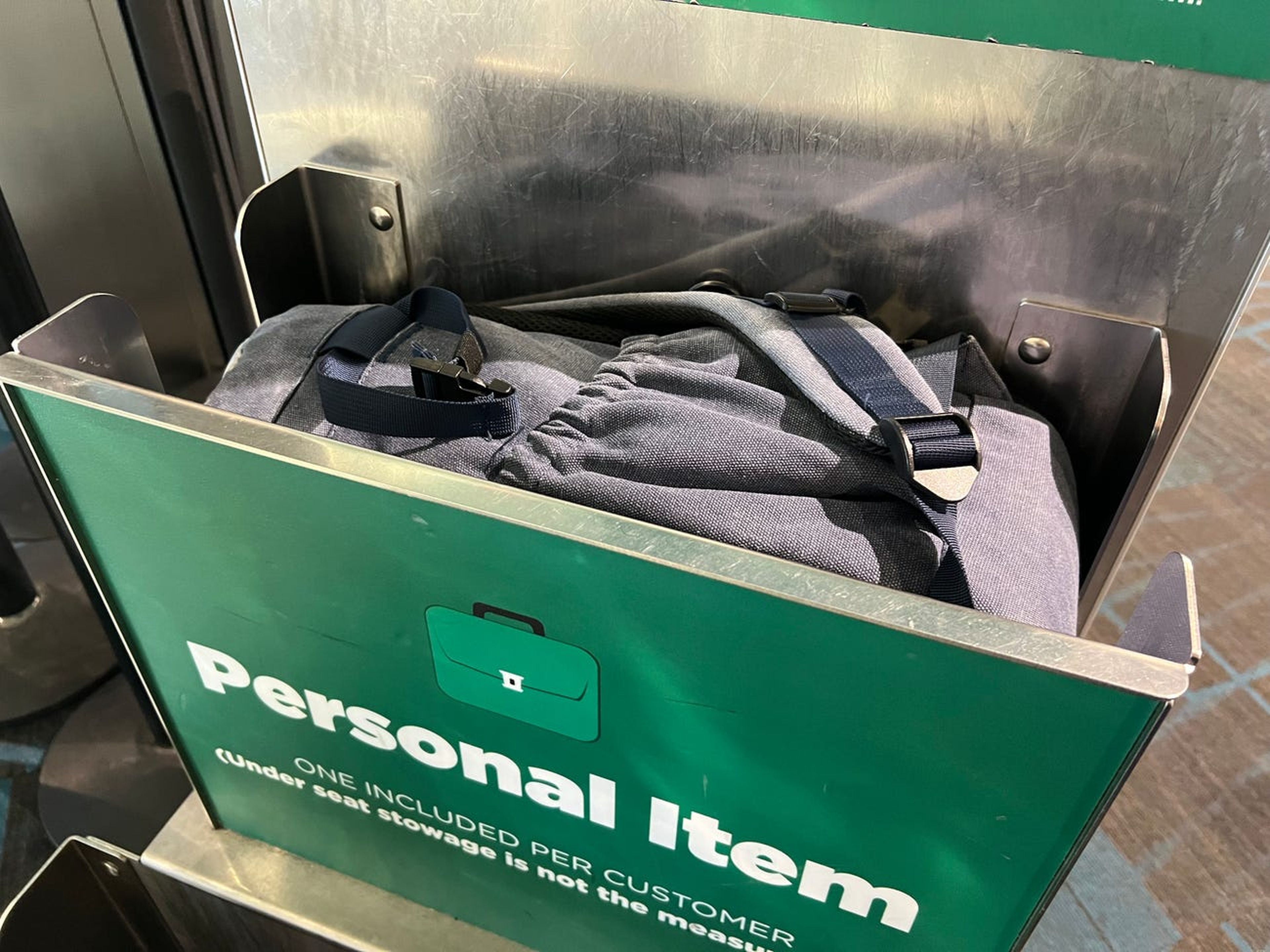 Mi mochila cabe perfectamente en el control de tamaño de Frontier. En mis tres vuelos del año pasado, el agente de la puerta de embarque comprobó todos los objetos personales y el equipaje de mano durante el embarque.