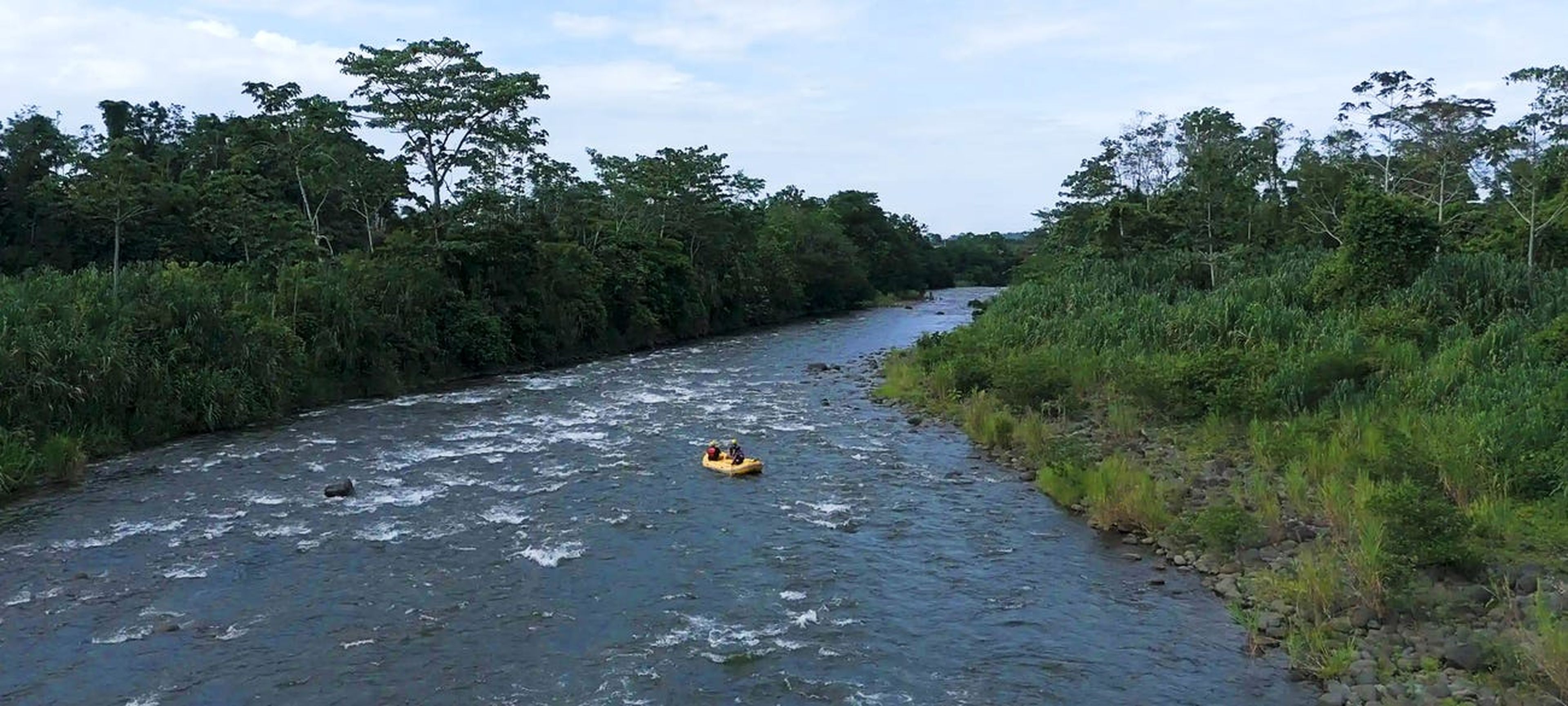 Mi pareja capturó imágenes con un dron de nuestra ruta de rafting por el Río Celeste en Costa Rica.