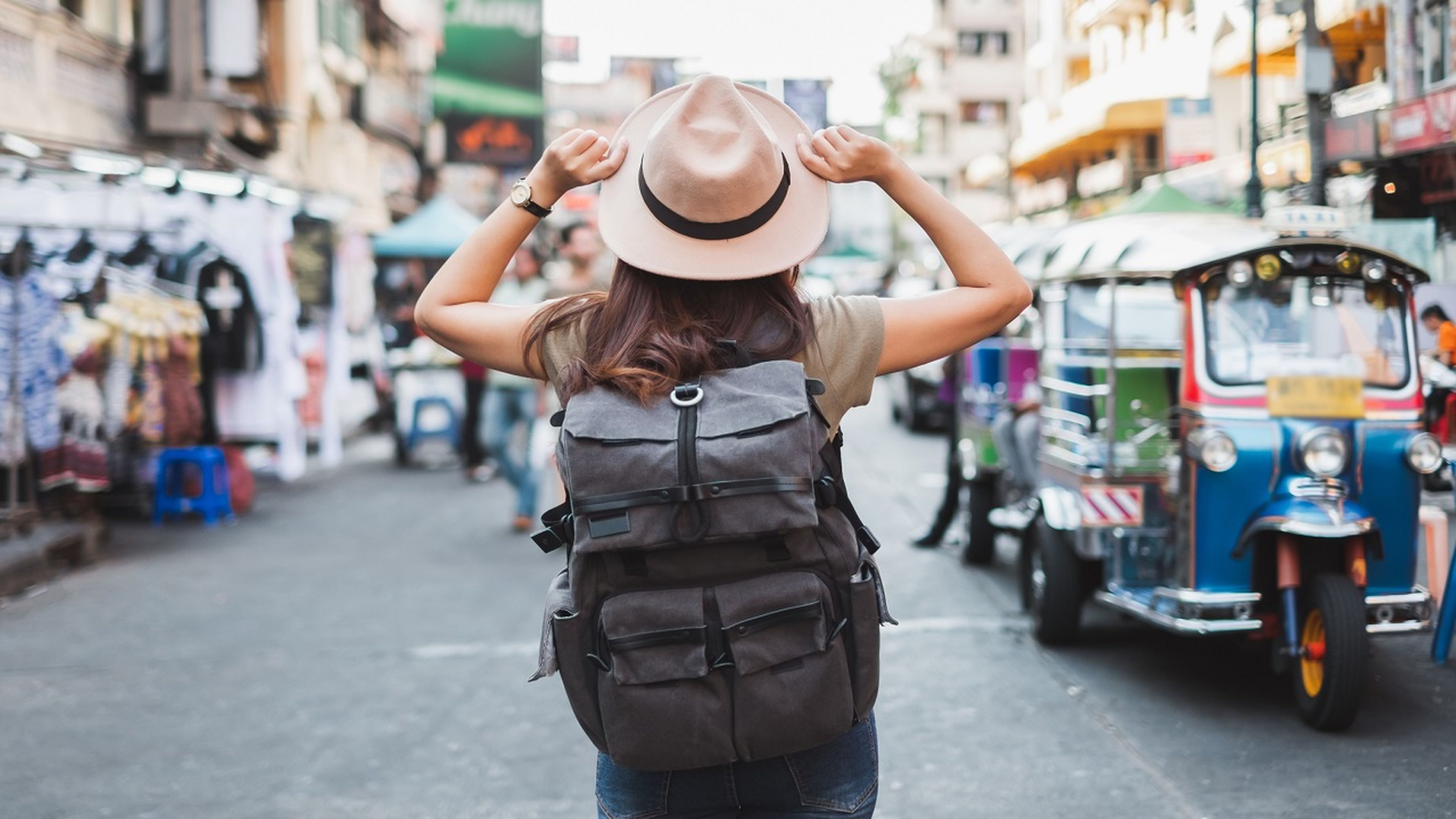 Los millennials no renuncian a viajar, pero ahora lo hacen distinto, según los expertos