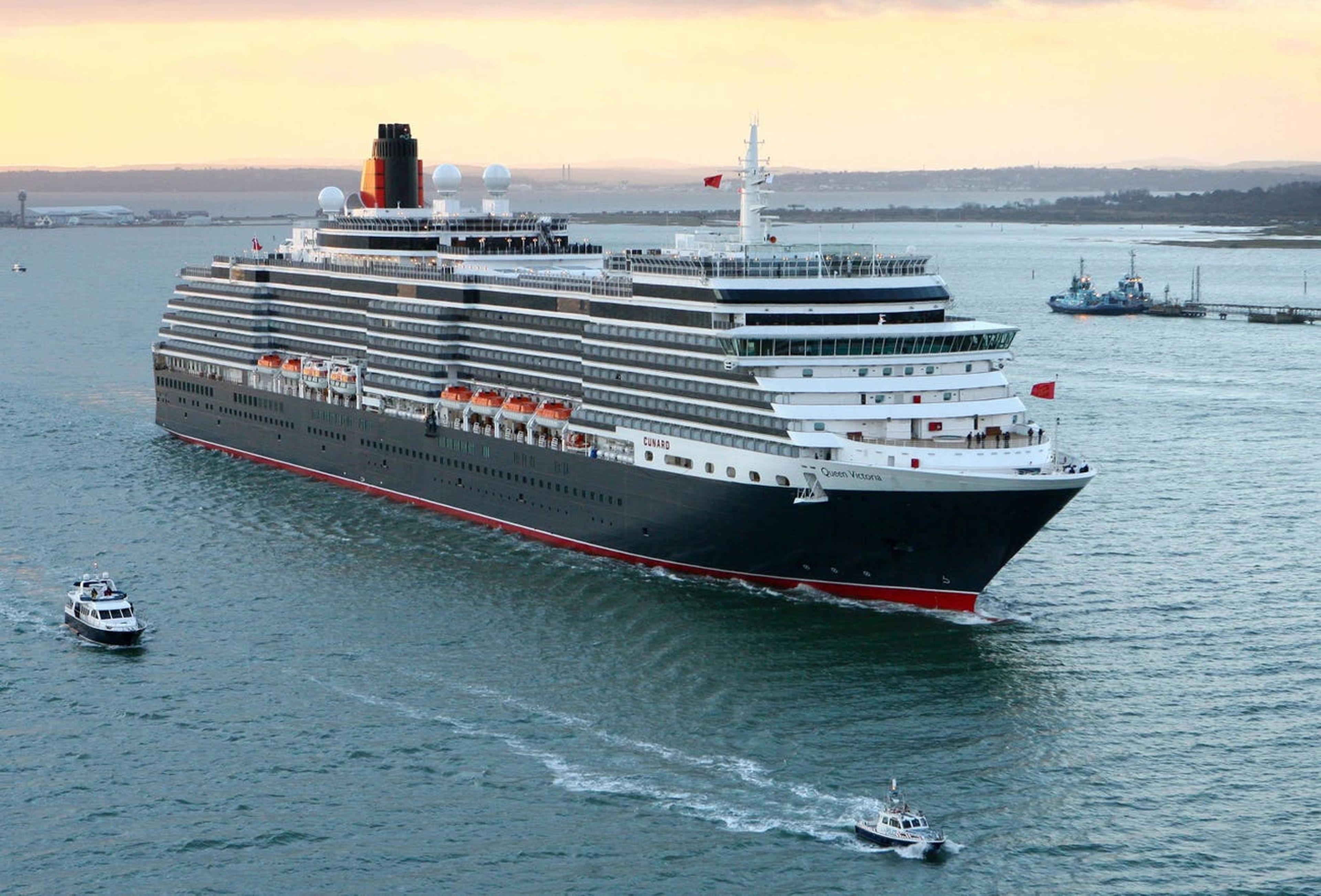 El nuevo crucero de Cunard, el Queen Victoria, llega a los muelles de Southampton tras su construcción en Venecia (Italia). 