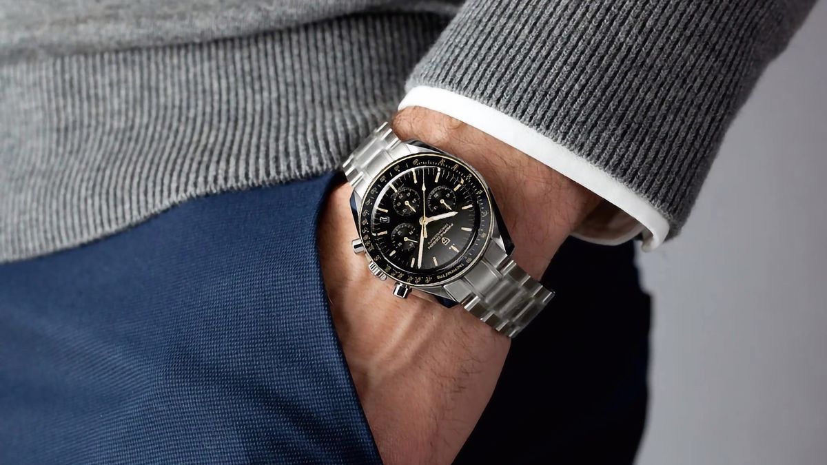 Combina con todo y además es barato: no es el Omega Speedmaster pero se parece y mucho, y por 109 euros