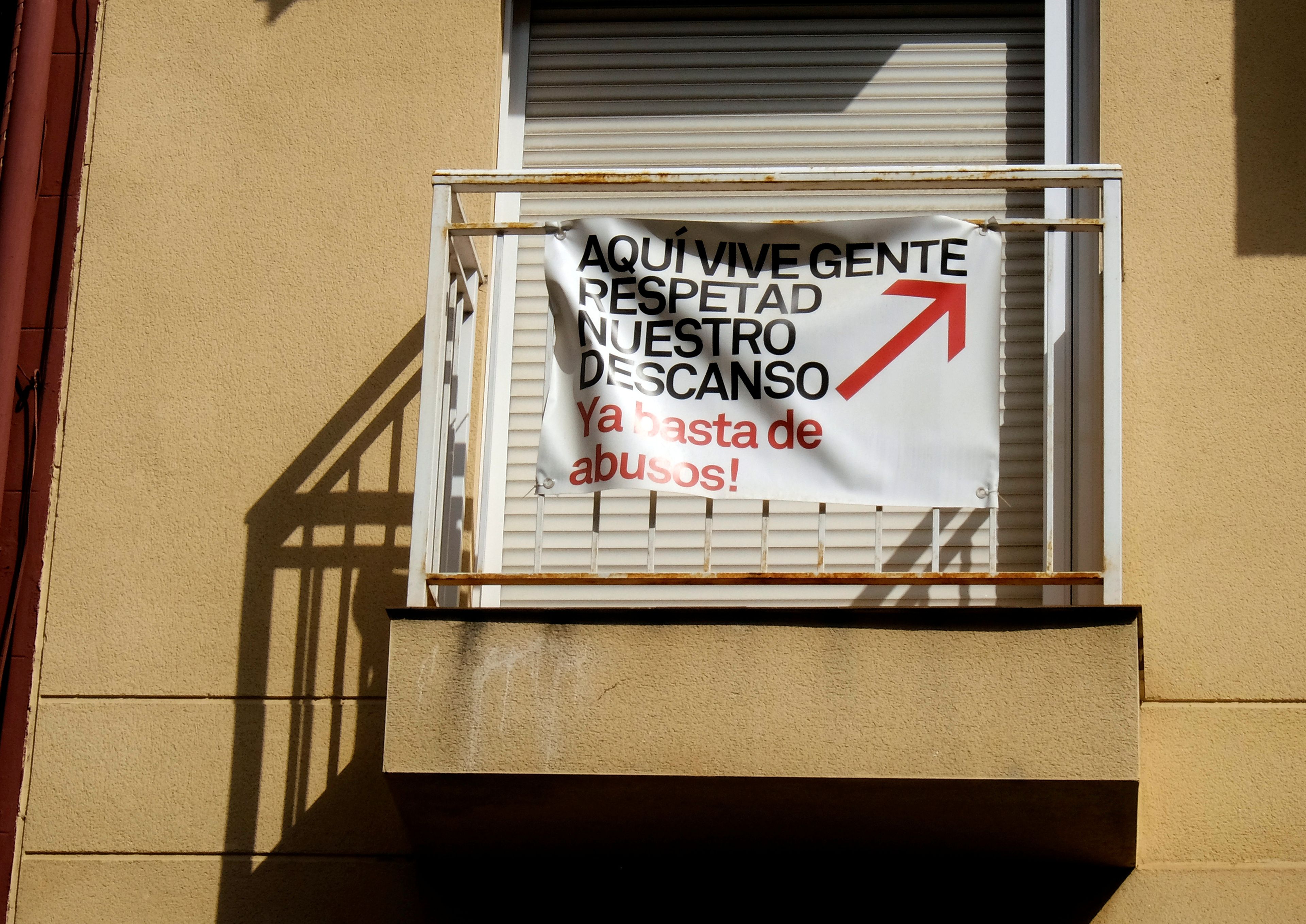 Pancarta contra los pisos turísticos