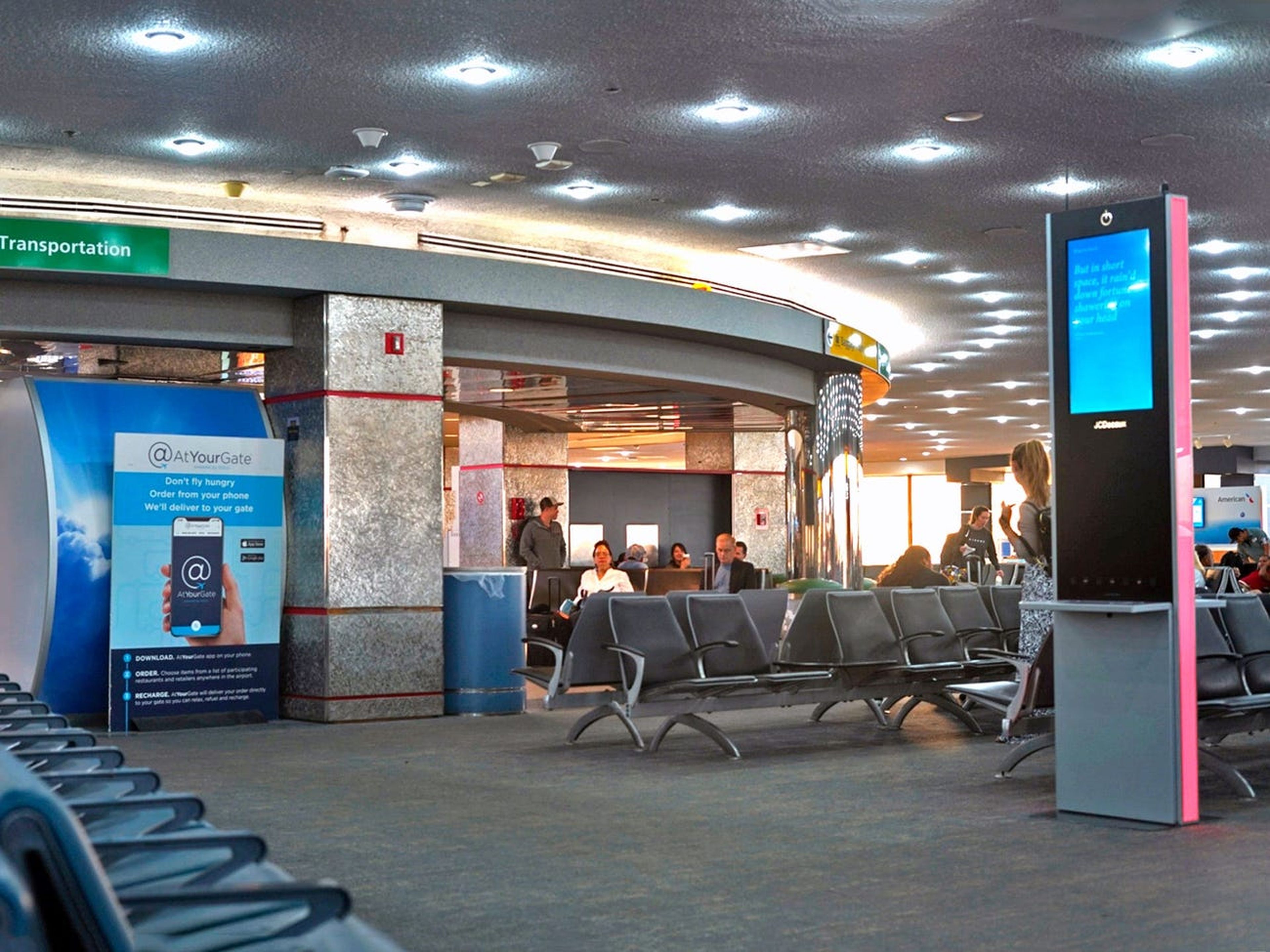 Pasajeros esperan en la puerta de embarque de un aeropuerto de Nueva York.