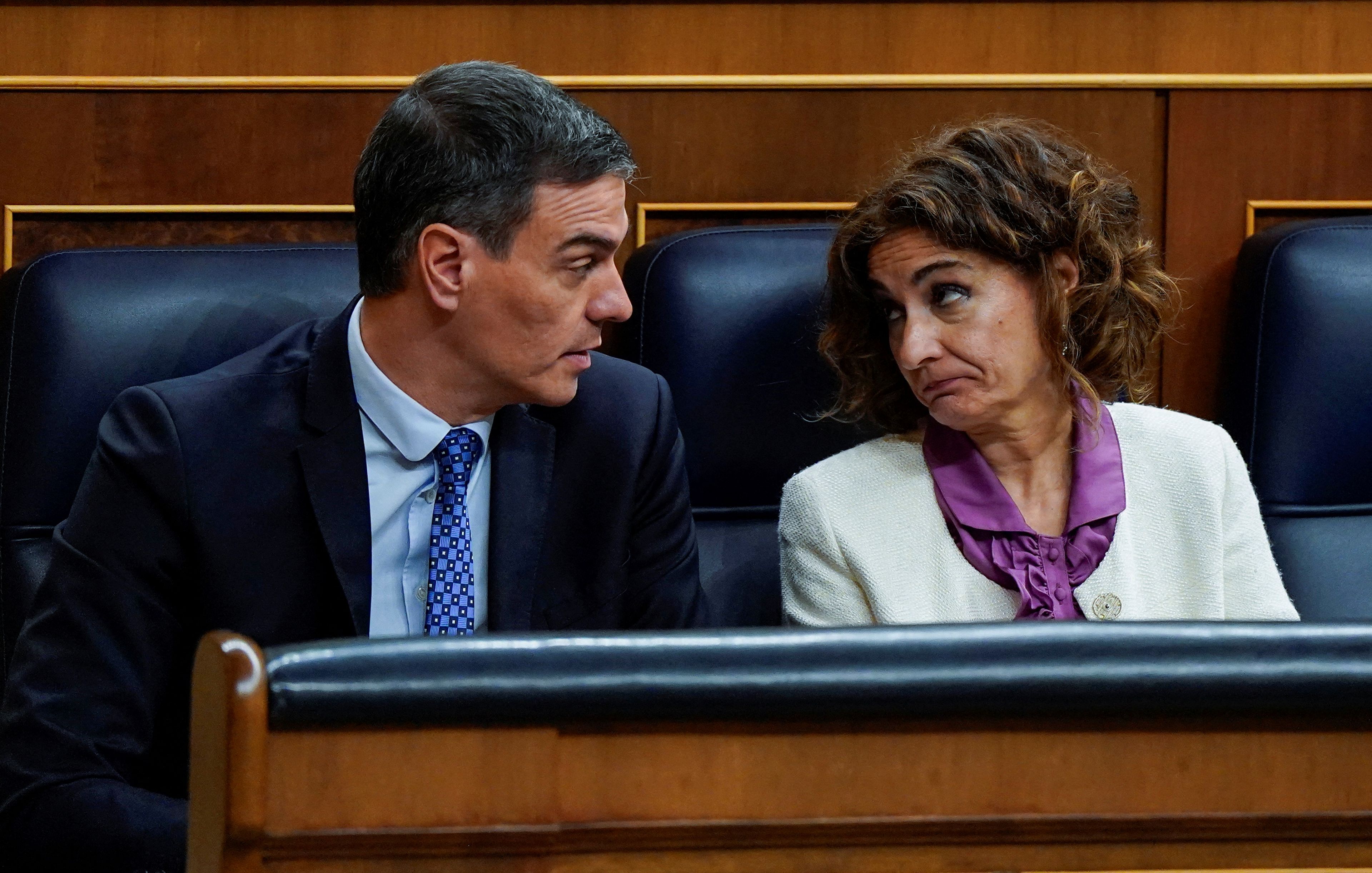 Pedro Sánchez y María Jesús Montero, en el Congreso de los Diputados.