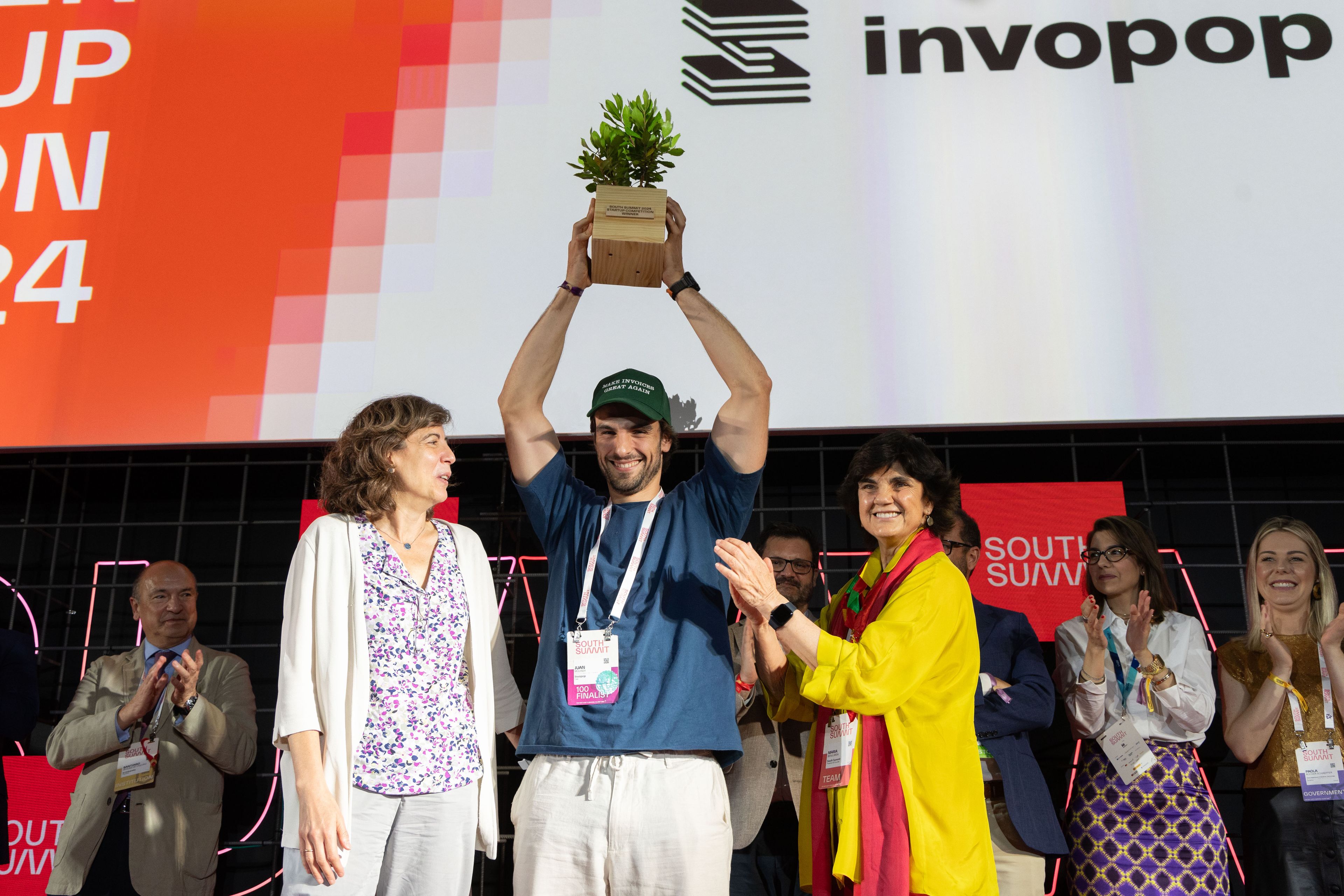 En primer plano, de izquierda a derecha: Mayte Ledo, secretaria de Transformación digital; Juan Moliner, cofundador de Invopop; y María Benjumea, presidenta del South Summit.