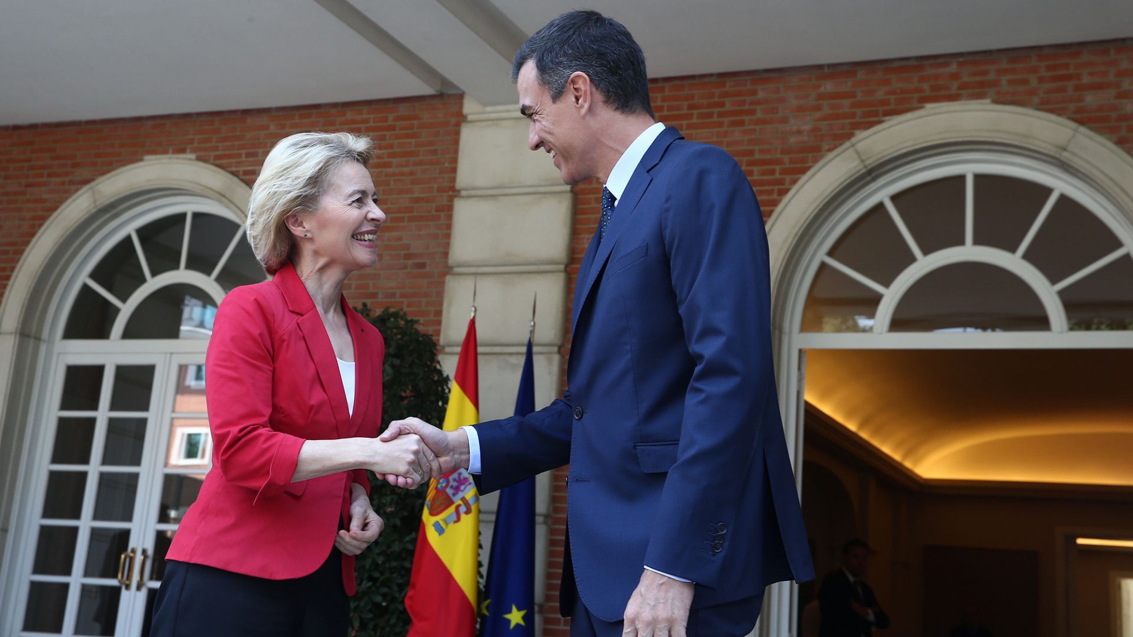 La presidenta de la Comisión Europea, Ursula Von der Leyen, junto al presidente de España, Pedro Sánchez.