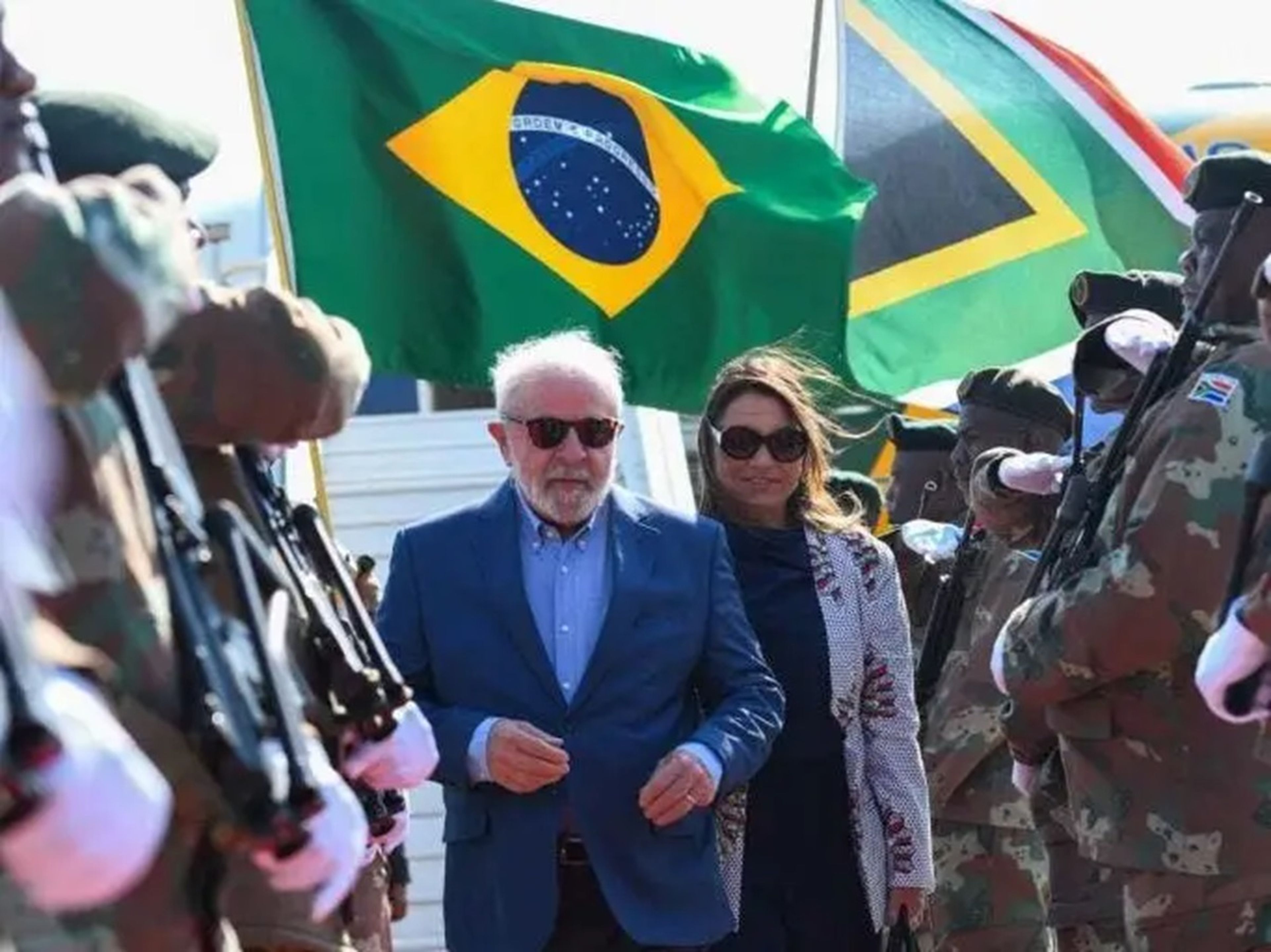 El presidente de Brasil, Luiz Inácio Lula da Silva (izq.), llega a Johannesburgo para asistir a la 15ª cumbre de los BRICS en Sudáfrica el 21 de agosto de 2023.