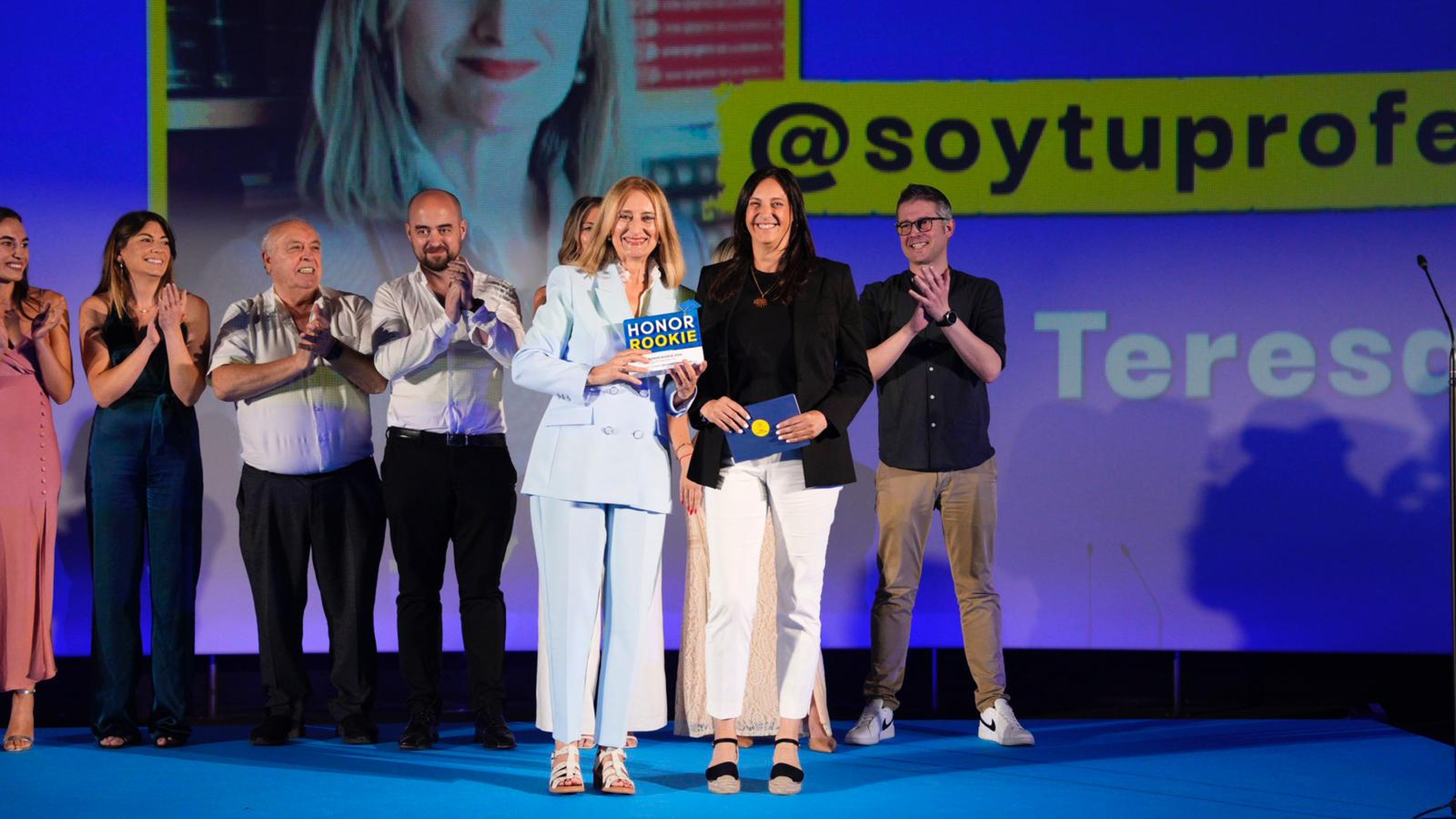 Teresa Chinesta recibe el premio especial Honor Rookie Top Teachers 2024 de la mano de Nuria Presa, directora de Marketing de Honor.