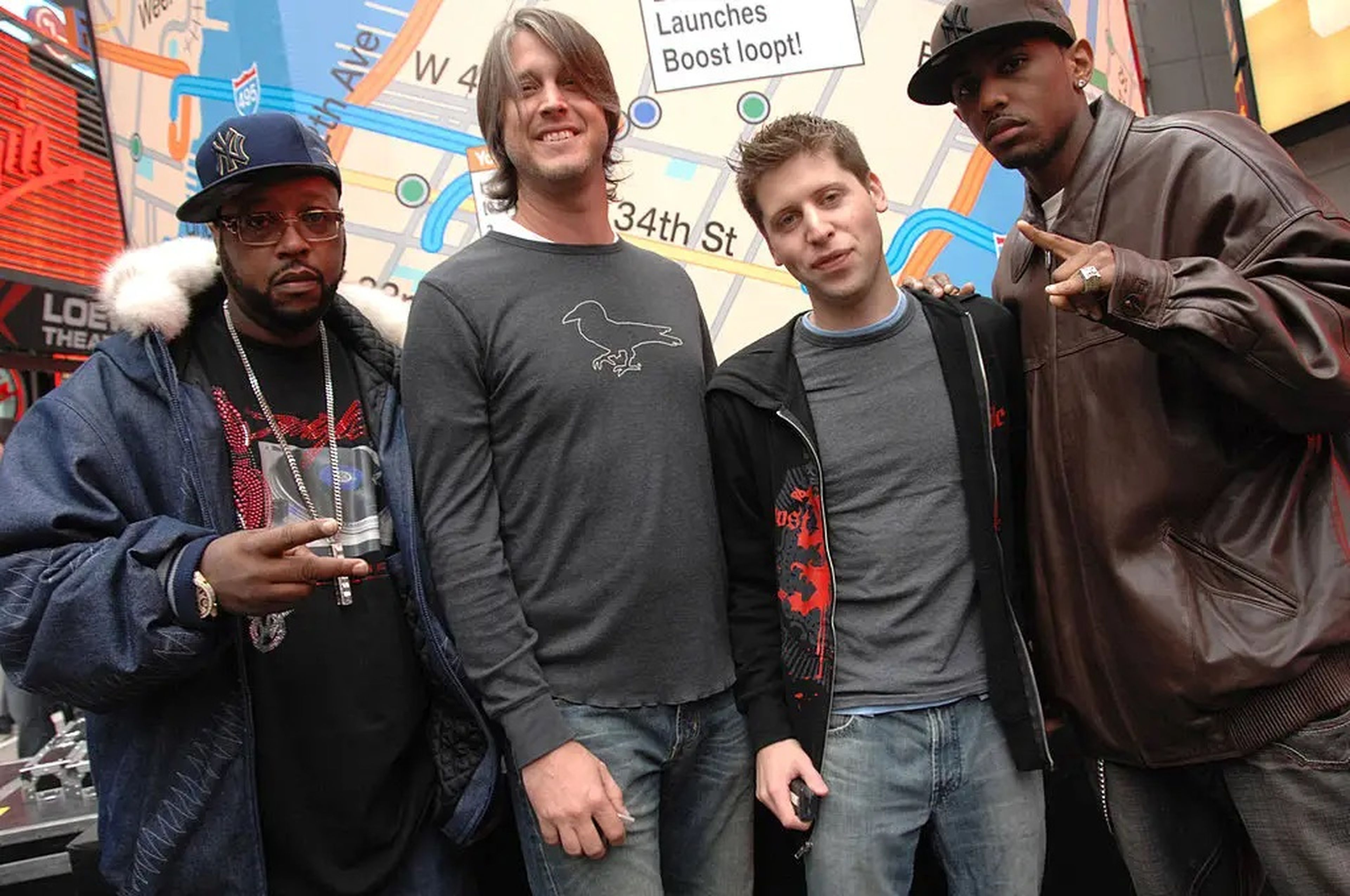Sam Altman, tercero por la izquierda; junto al difunto DJ, Kay Slay; Craig Thole, entonces de Boost Mobile; y Fabolous en el año 2006, cuando Sam estaba promocionando su red social, Loopt.