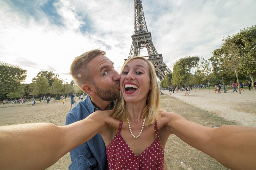 selfie de pareja feliz en París