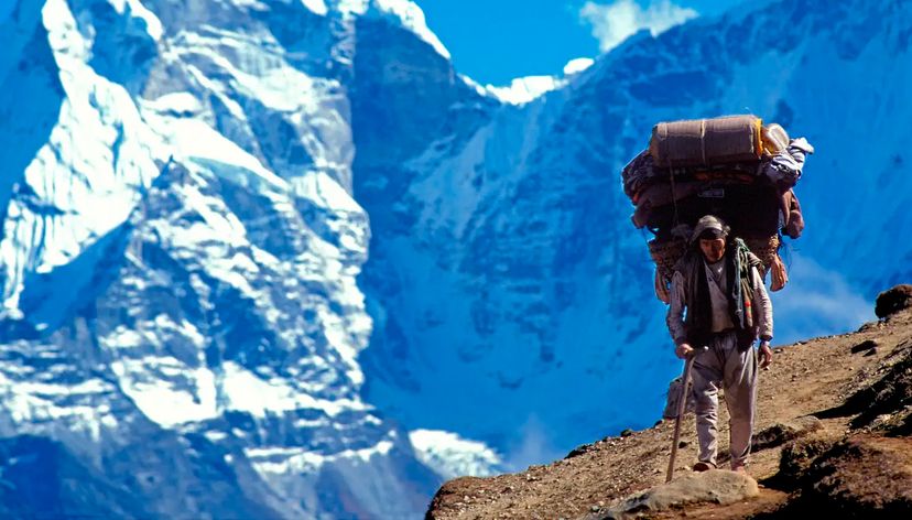 Los sherpas son prácticamente sinónimo del Everest, pero para algunos el agotador trabajo de guiar a través del monte ya no vale la pena.