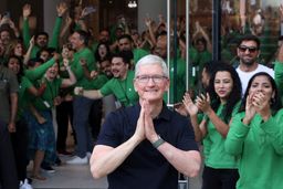 Tim Cook, CEO de Apple, visita una tienda de Apple en Bombay, India