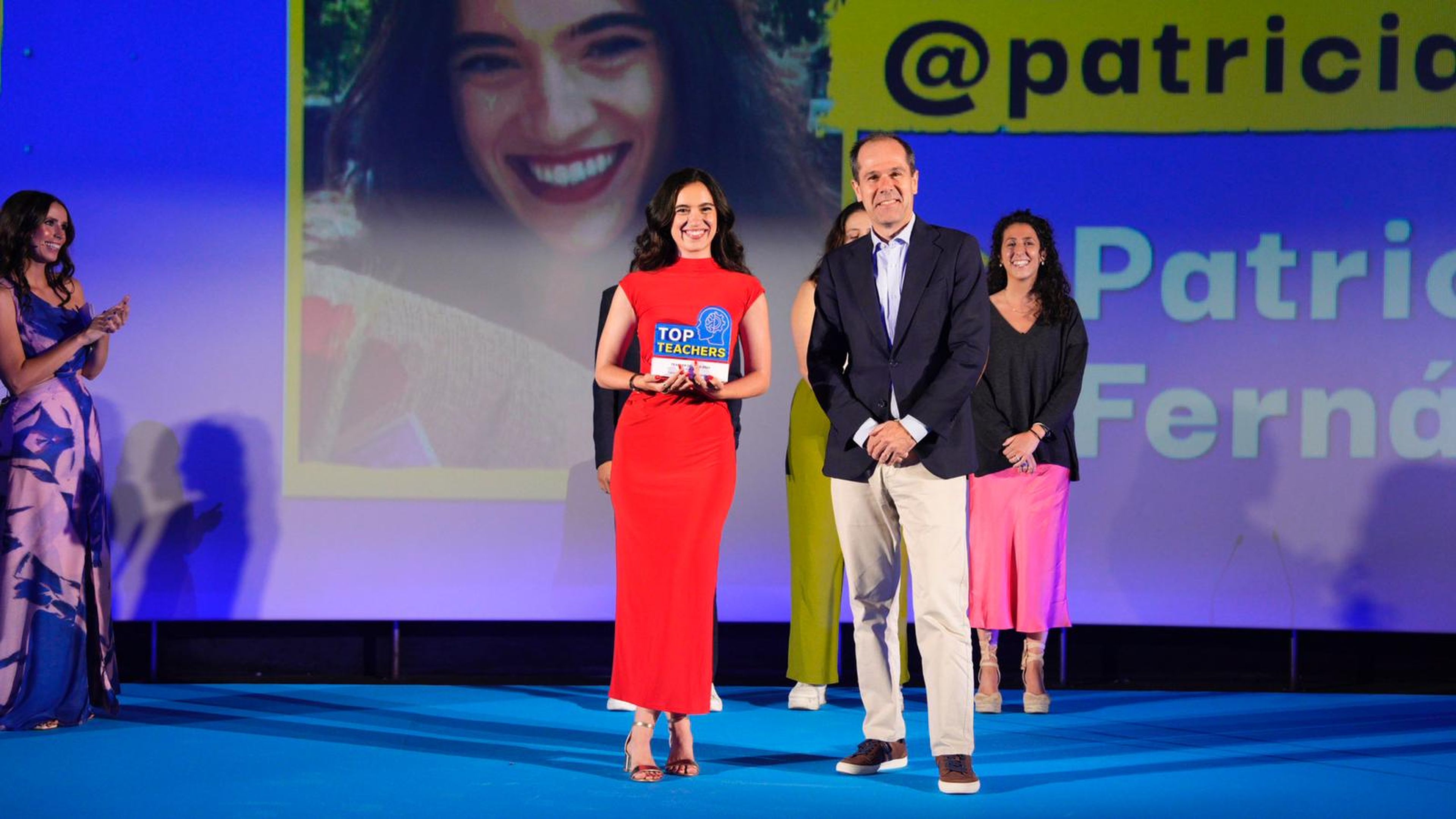 Patricia Fernández recoge el Top Teachers 2024 de Viajes y cultura de la mano de Javier Taberneros, CEO de Canon España y Portugal.