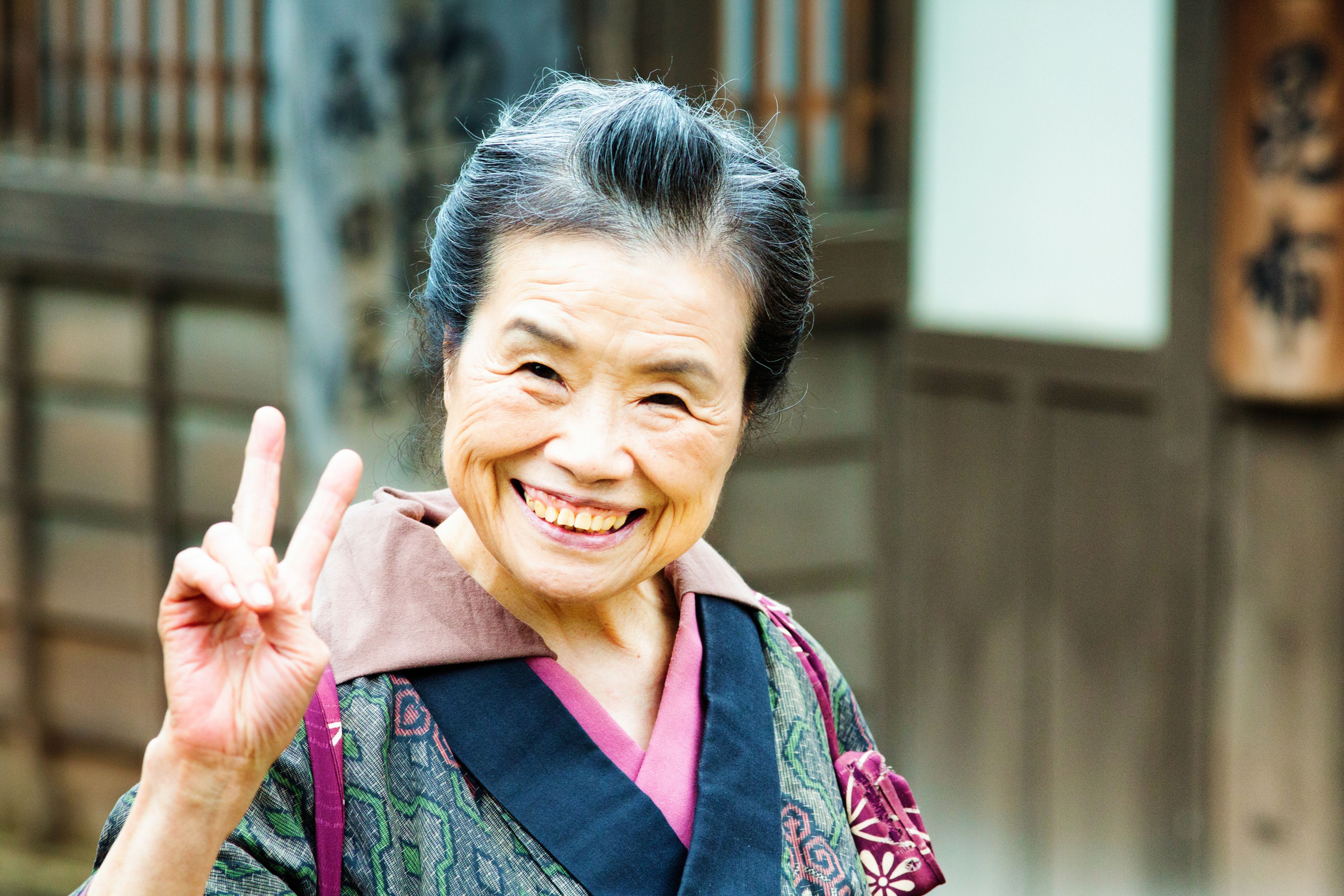 anciana japonesa feliz