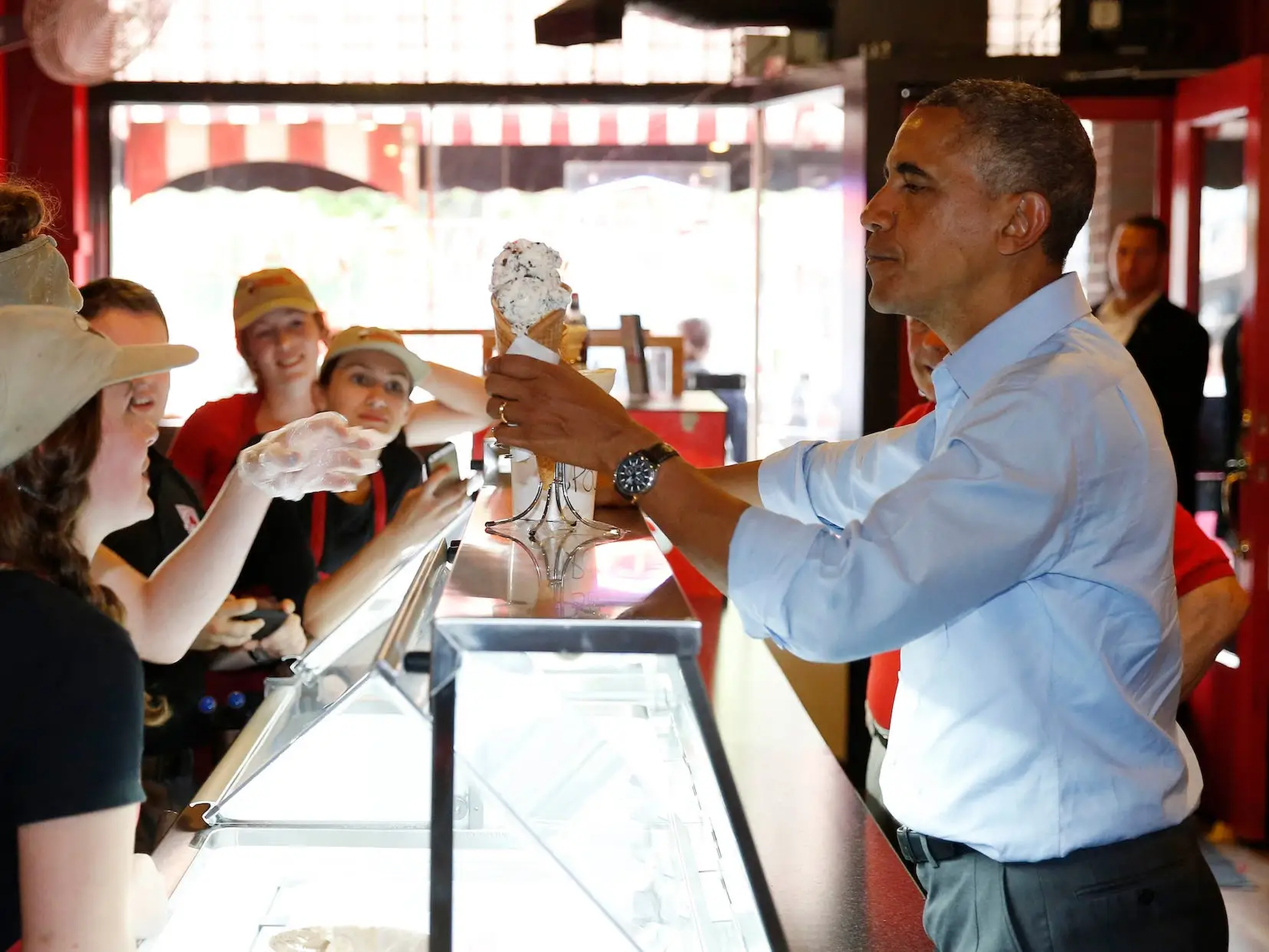 Barack Obama relata que trabajar en Baskin-Robbins le enseñó responsabilidad.