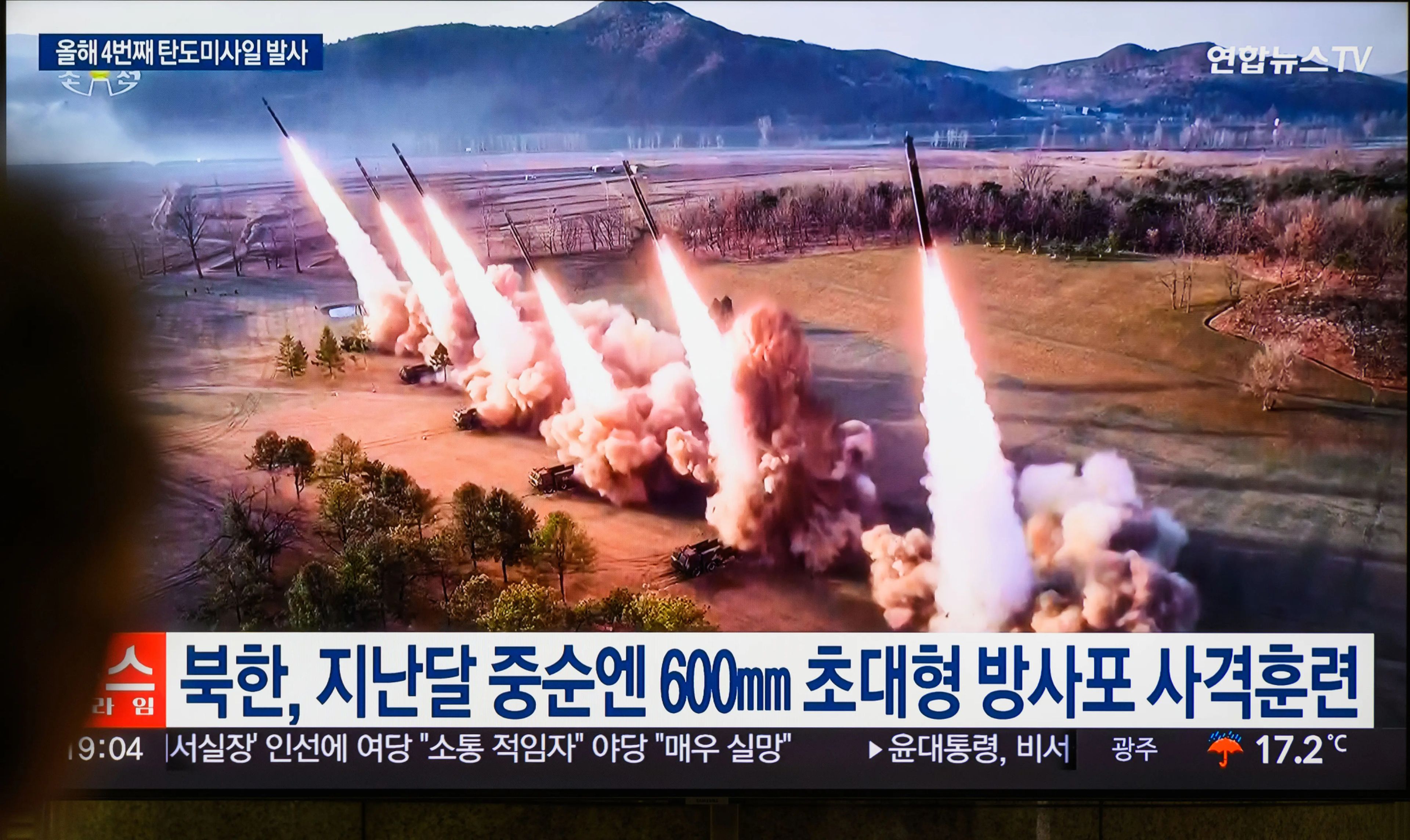 La cadena de televisión surcoreana Yonhapnews, que emite las 24 horas del día, muestra una imagen de archivo del lanzamiento del misil de Corea del Norte.