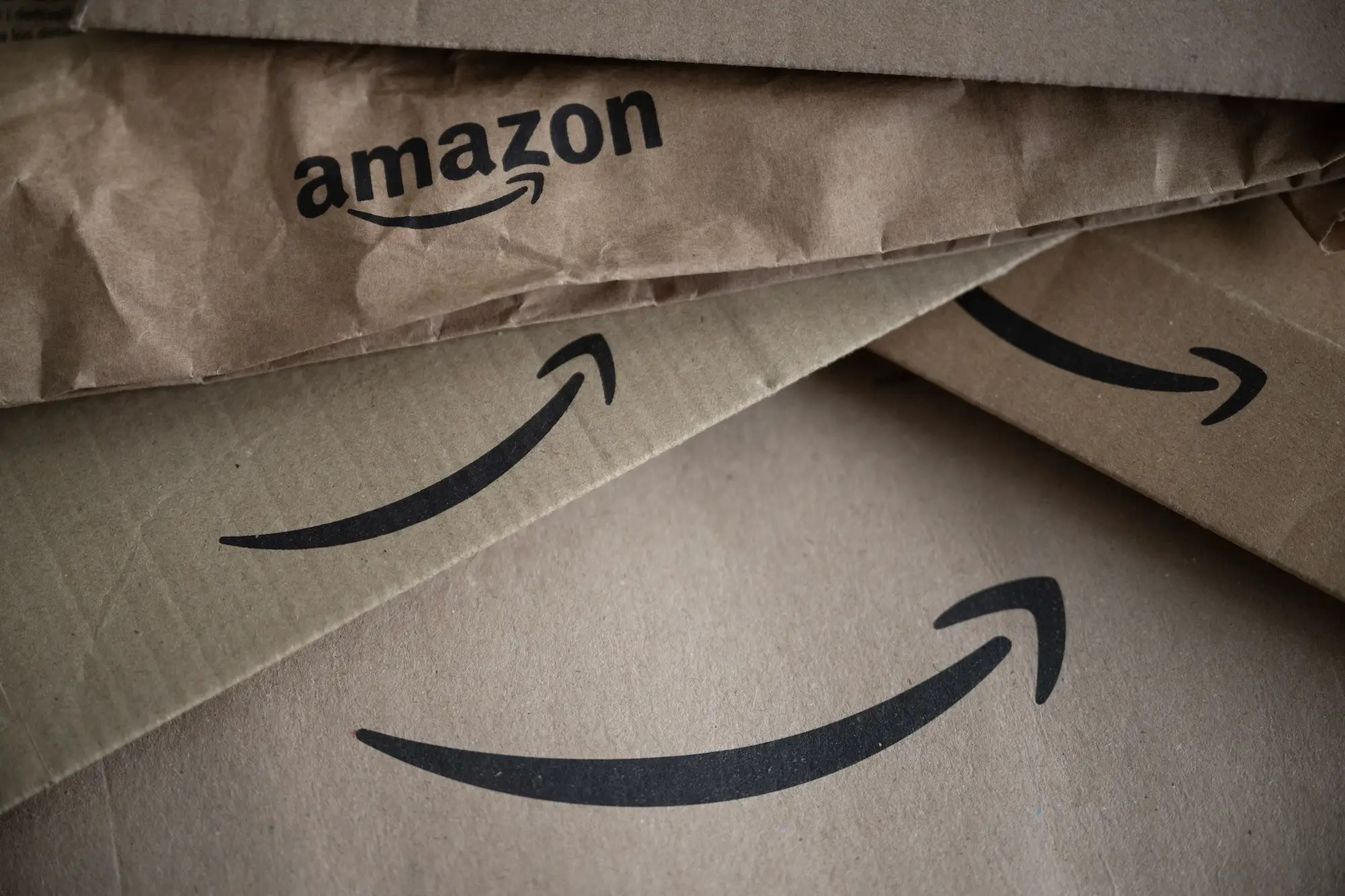 Cajas y sobres con la marca de Amazon.