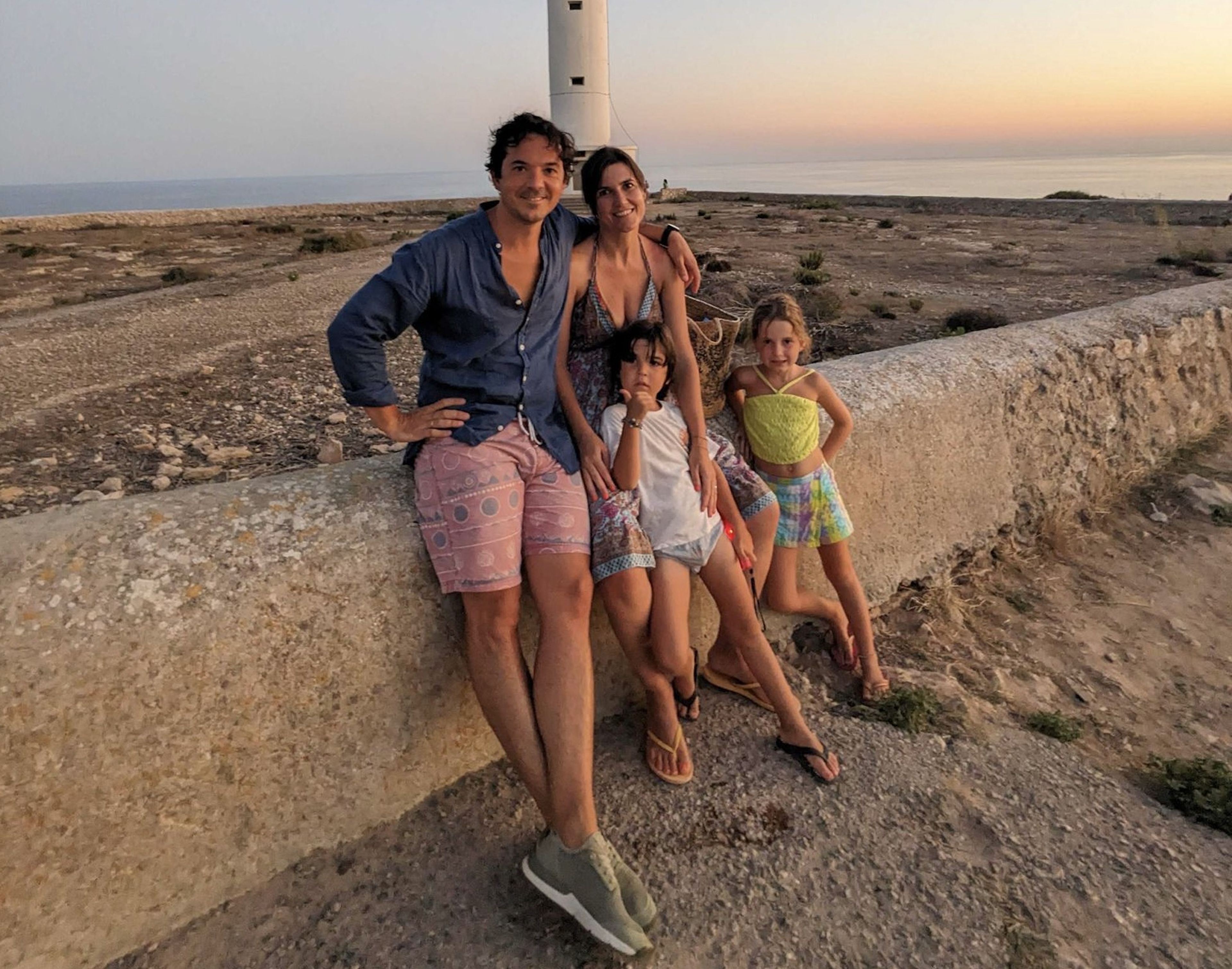 Carlos Gómez, CEO y cofundador de VIVLA, con su familia de vacaciones