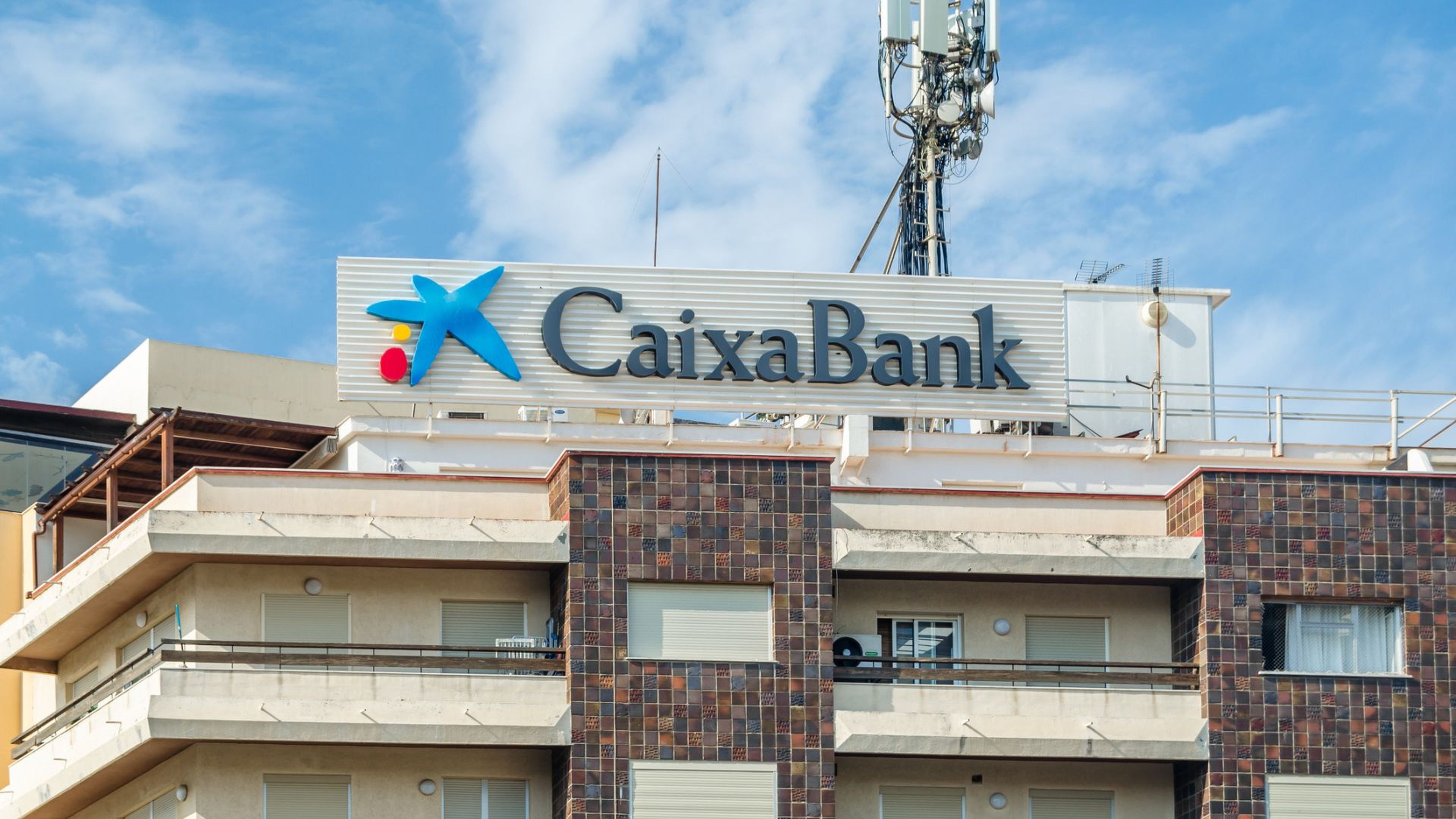 Un cartel de CaixaBank encima de un edificio.