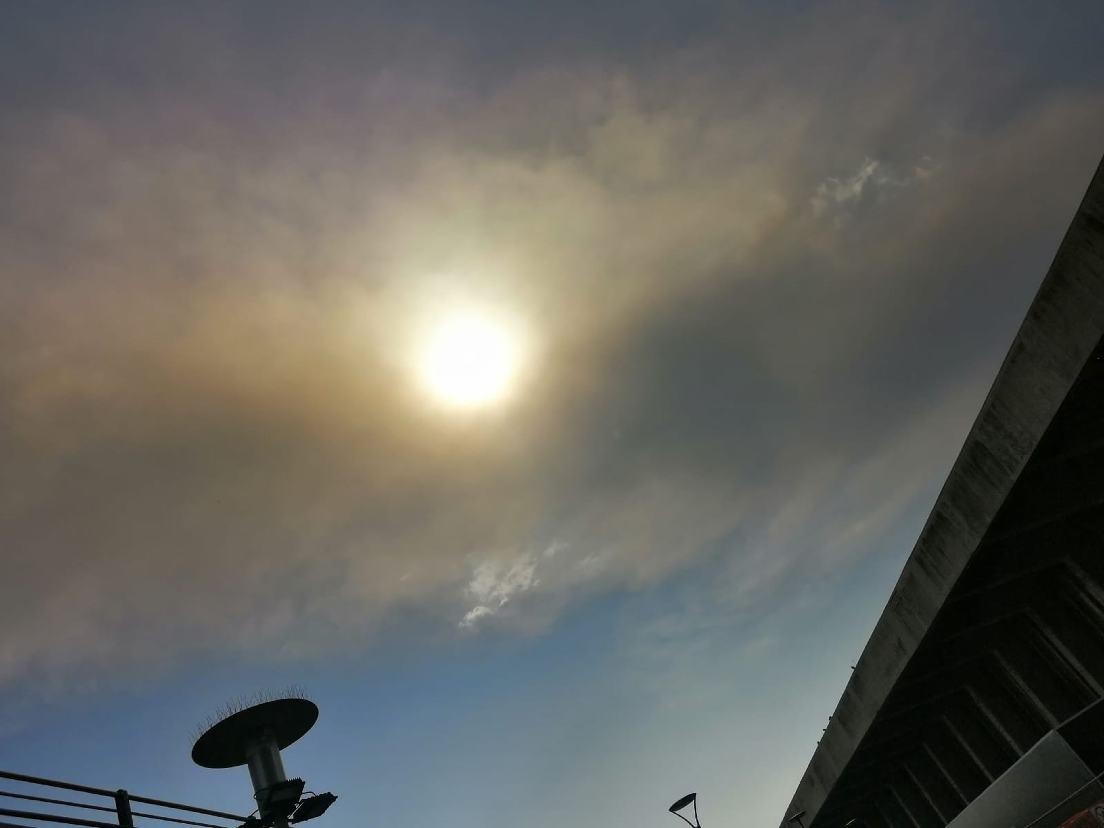 Parece una simple nube, pero es la columna de humo de 8 kilómetros que salía del volcán Etna.