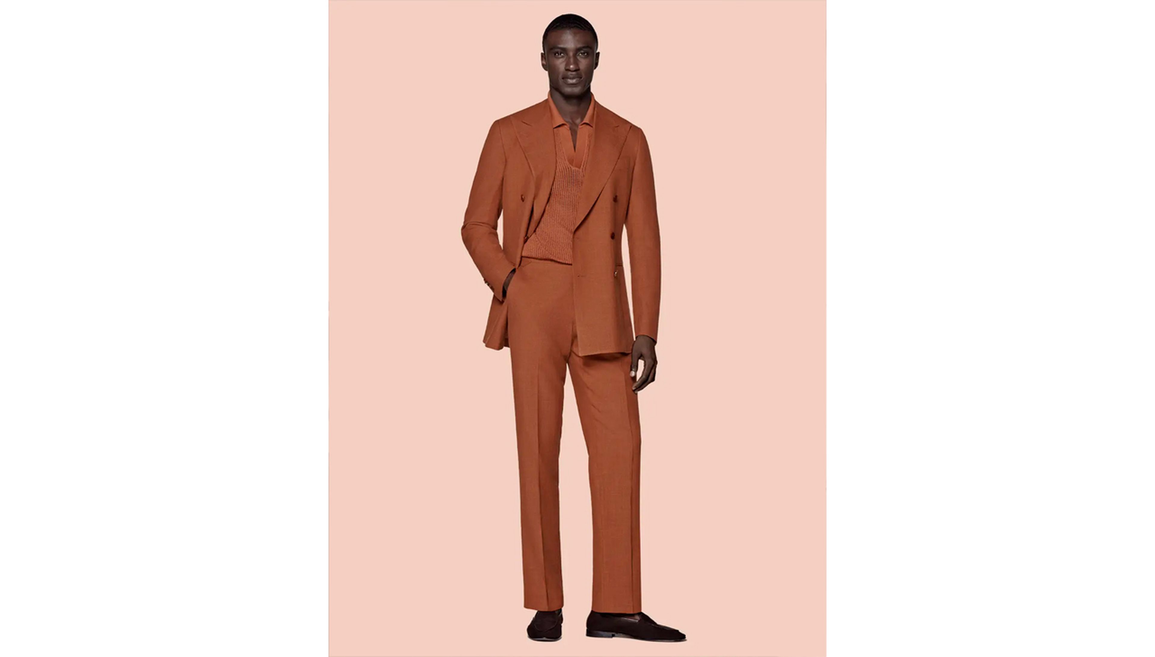 El traje Havana en naranja oscuro de Suitsupply. 