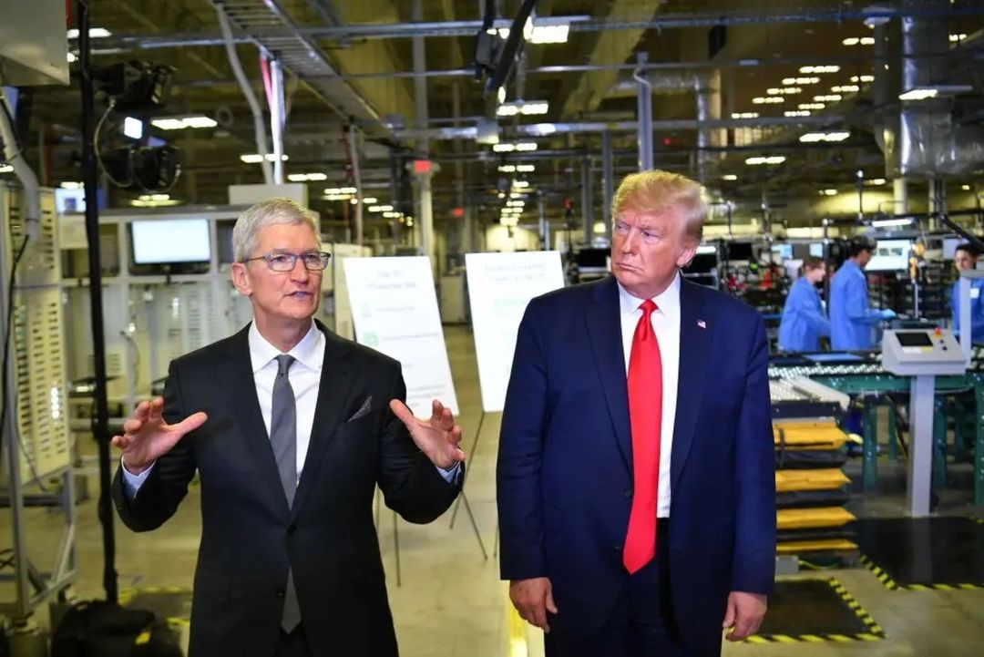 Donald Trump, expresidente de Estados Unidos (derecha), ha declarado anteriormente que Tim Cook, director ejecutivo de Apple (derecha), le llamó directamente cuando tuvo algún problema.