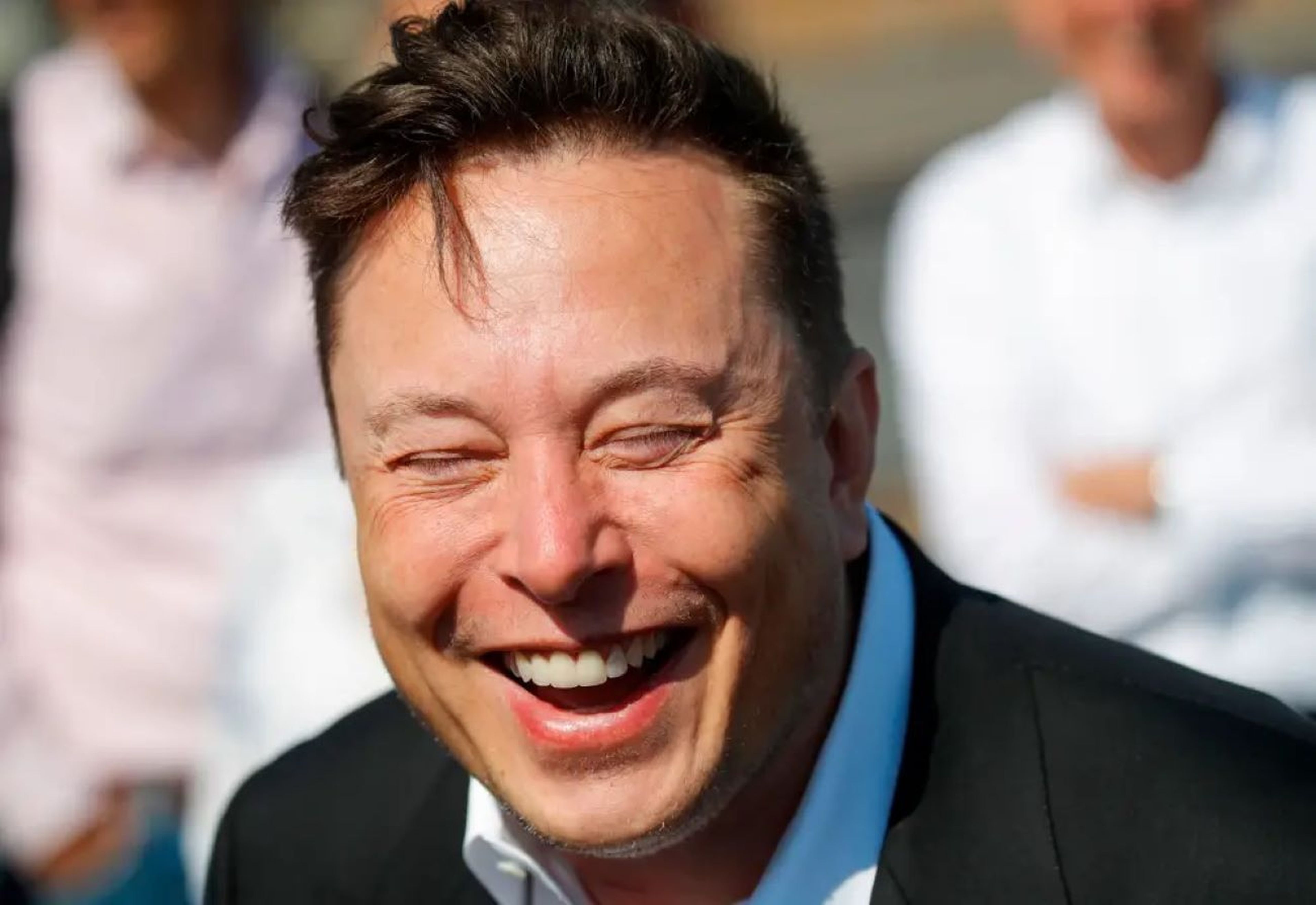 Elon Musk riéndose