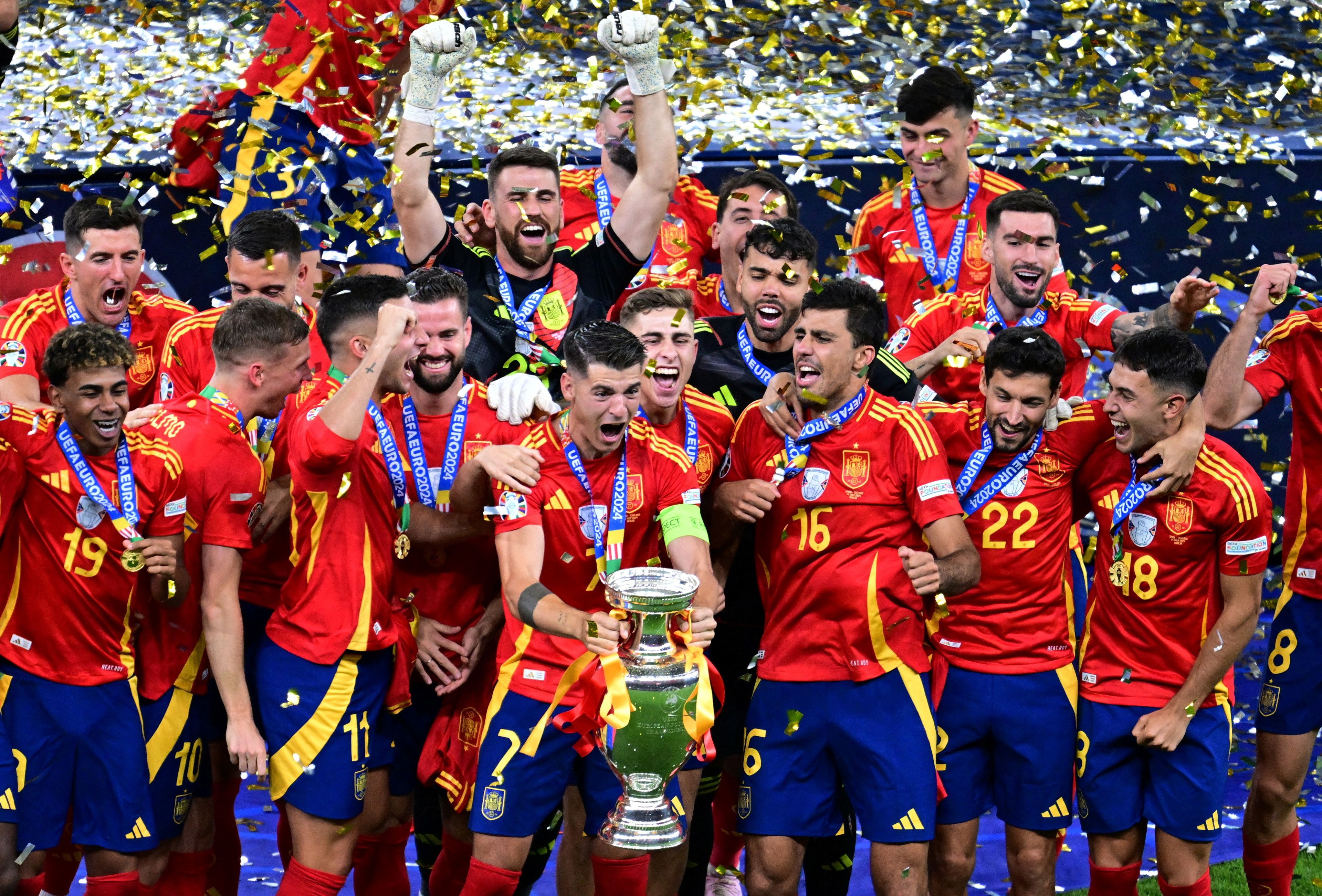 La foto del día: La selección española de fútbol derrotó ayer a Inglaterra por 2-1 en la final de la Eurocopa con goles de Nico Williams y Oyarzabal para convertirse en el único país que ha conquistado cuatro veces el máximo título europeo.