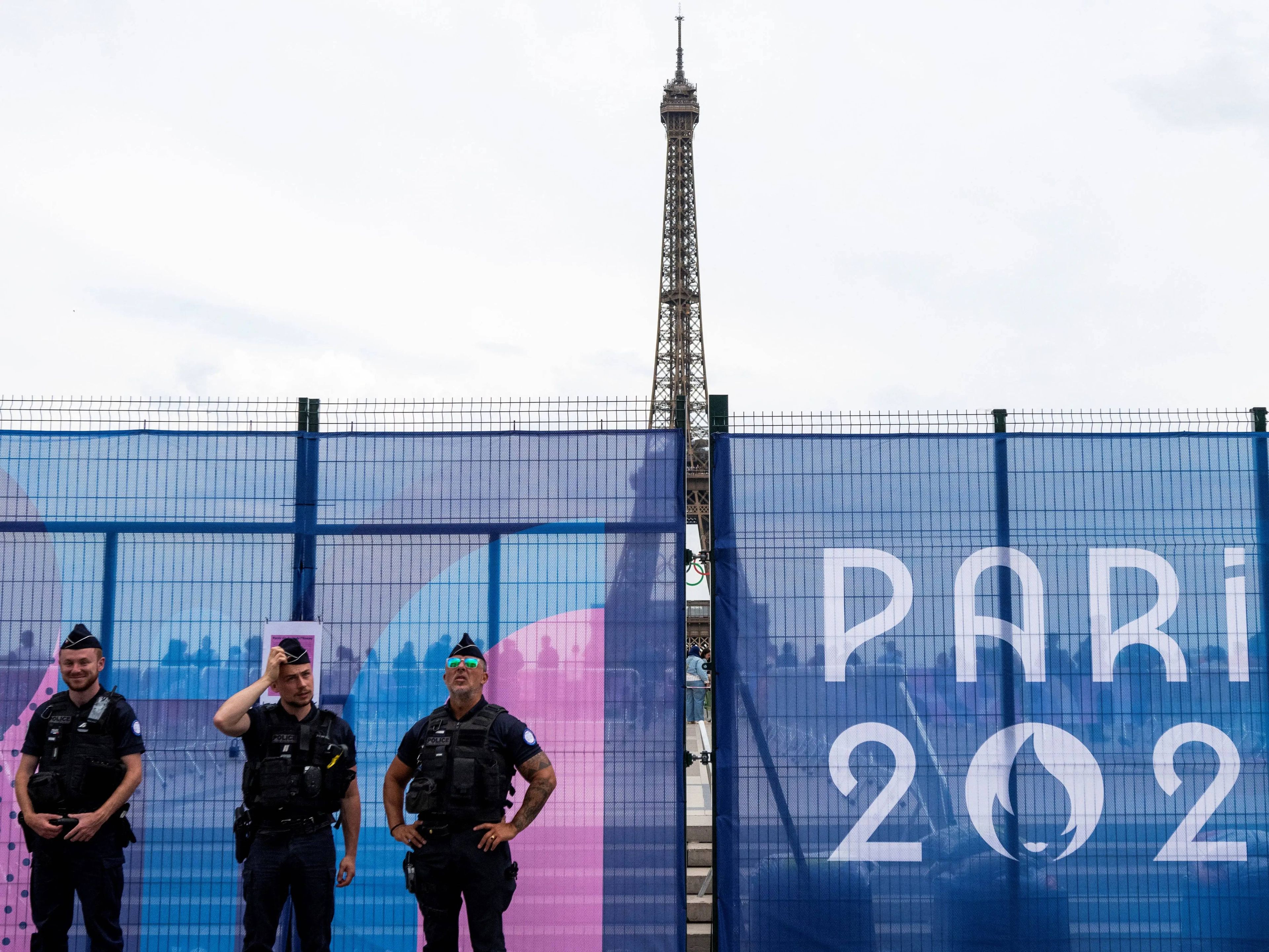 Guardias de seguridad en París.