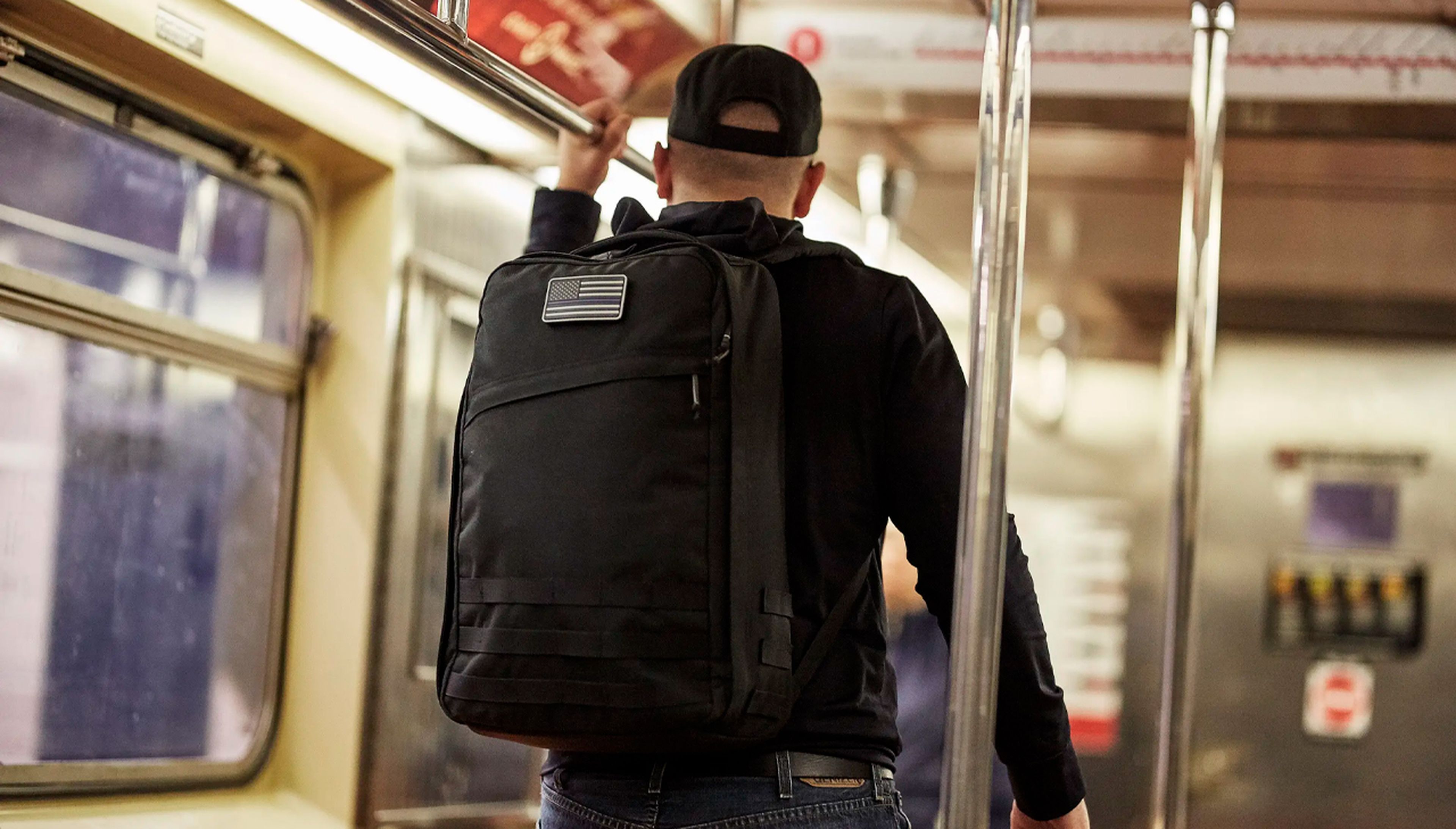 Un hombre con una mochila Goruck.