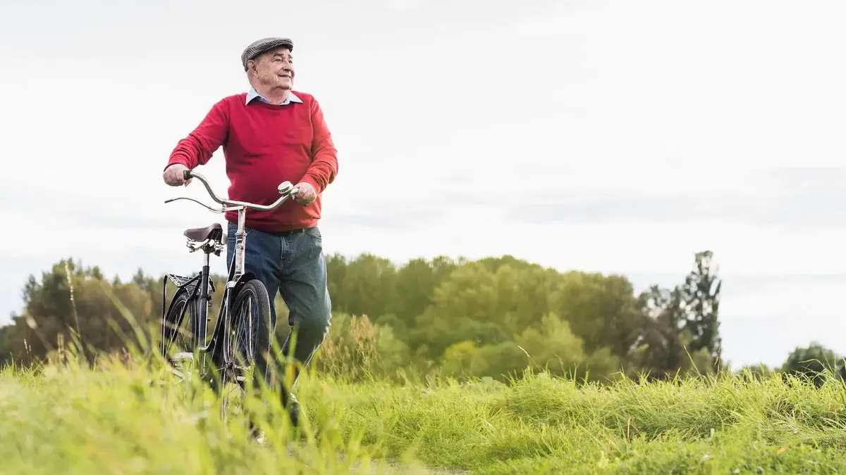 El hombre más longevo de Irlanda tiene 108 años y se movió en bicicleta hasta los 99: su mantra de tres palabras para mantenerse activo siendo centenario