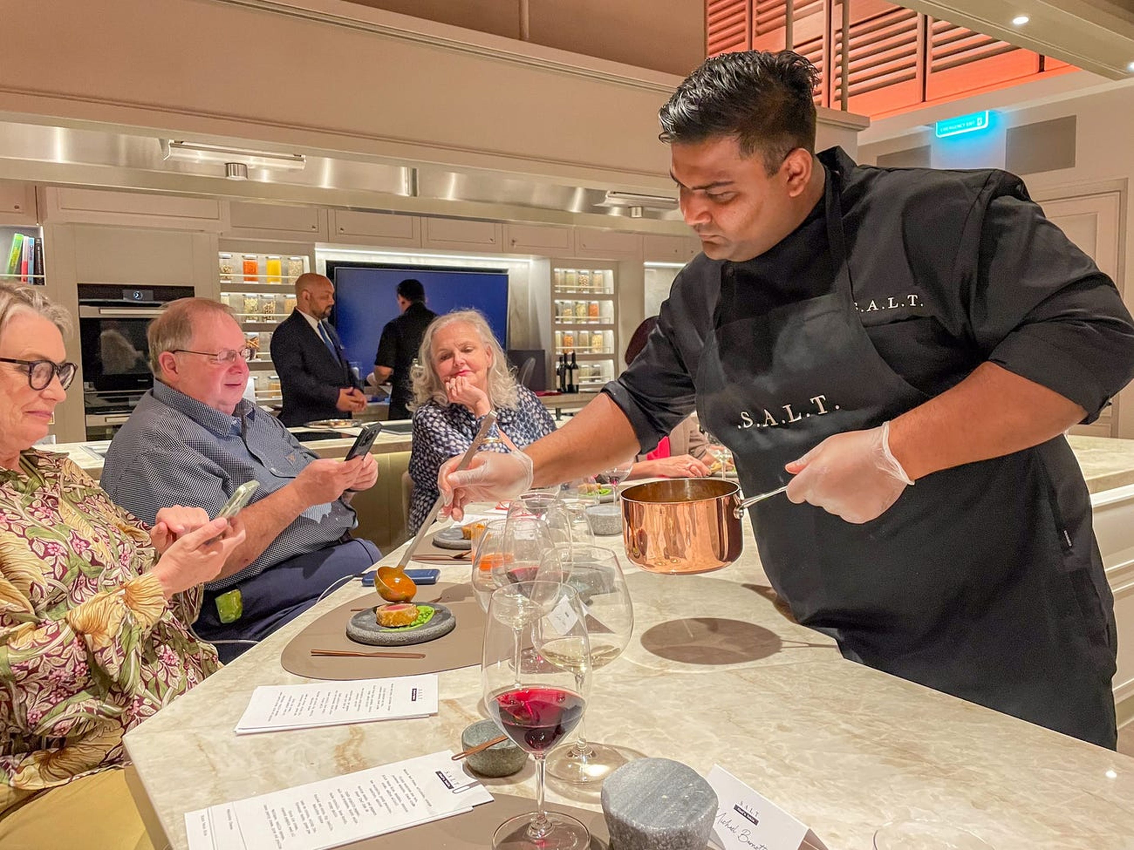 Los huéspedes pueden interactuar con los cocineros en el restaurante SALT Chef's Table, de 18 plazas y 11 platos, que cuesta 180 dólares por persona.