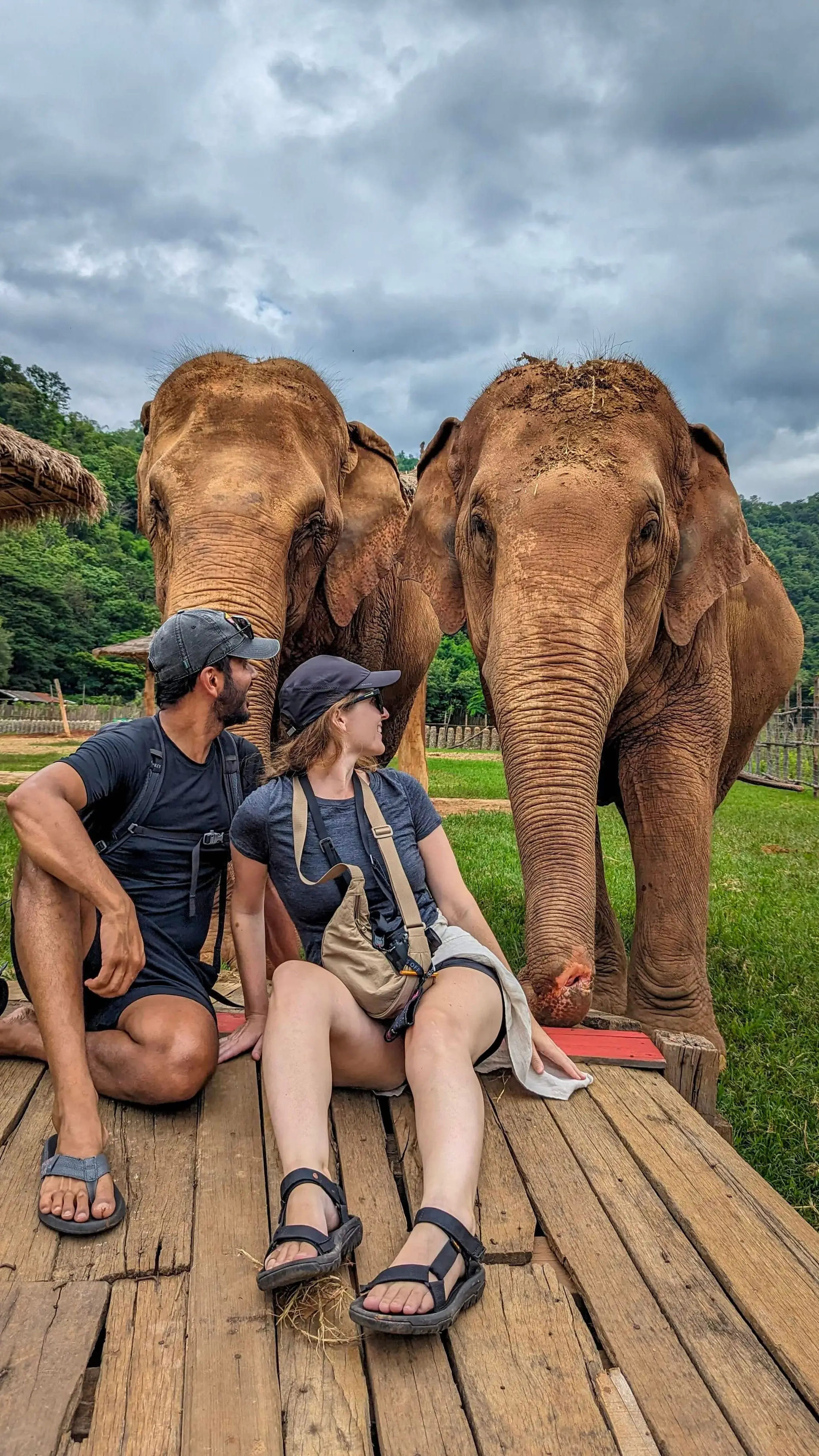 Flynn y Mistry en el parque natural de elefantes de Chiang Mai, Tailandia. No tienen un itinerario fijo durante sus viajes.