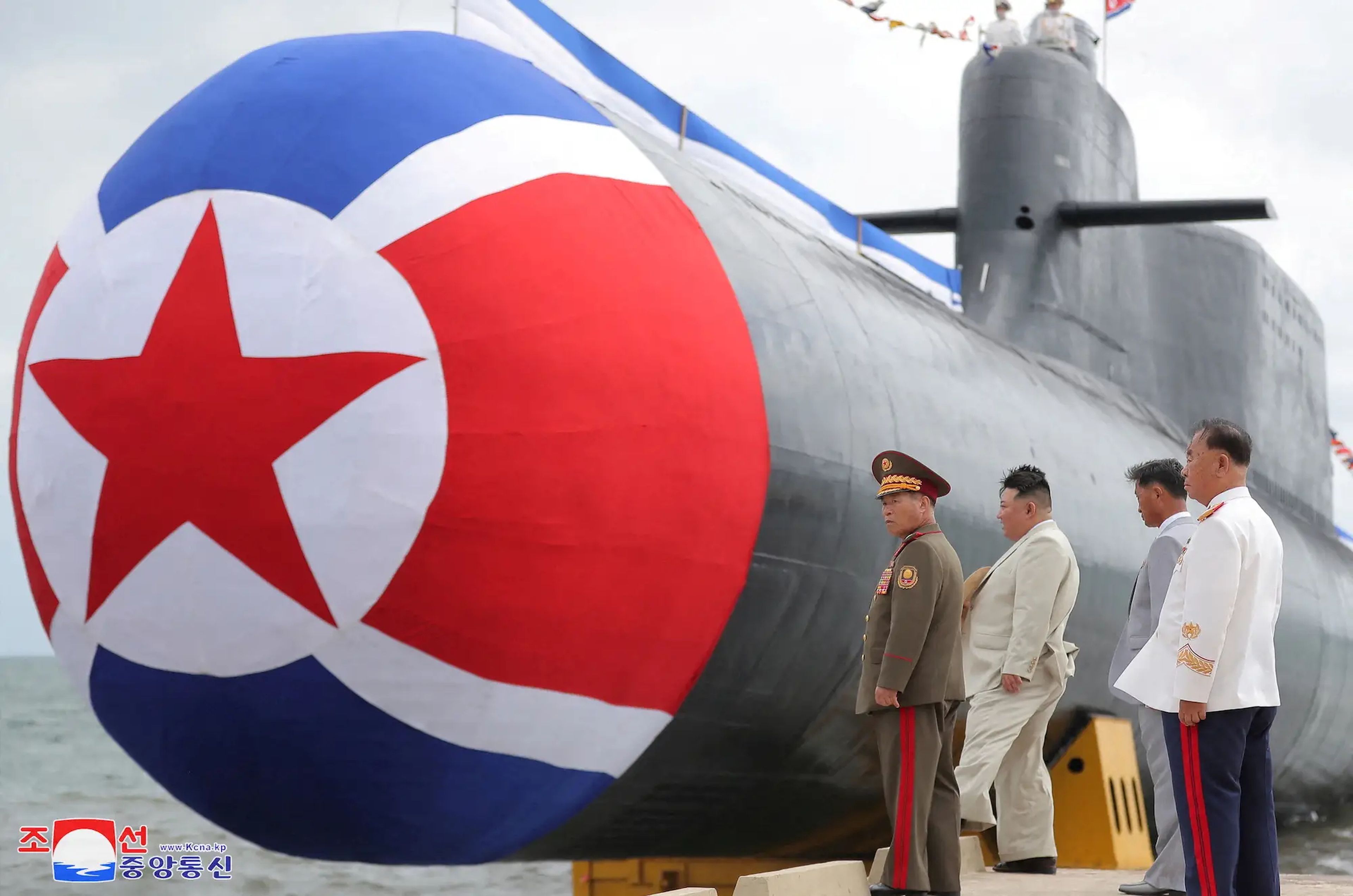 El líder norcoreano Kim Jong Un en la ceremonia de lanzamiento de un nuevo "submarino táctico de ataque nuclear" a principios de septiembre de 2023.