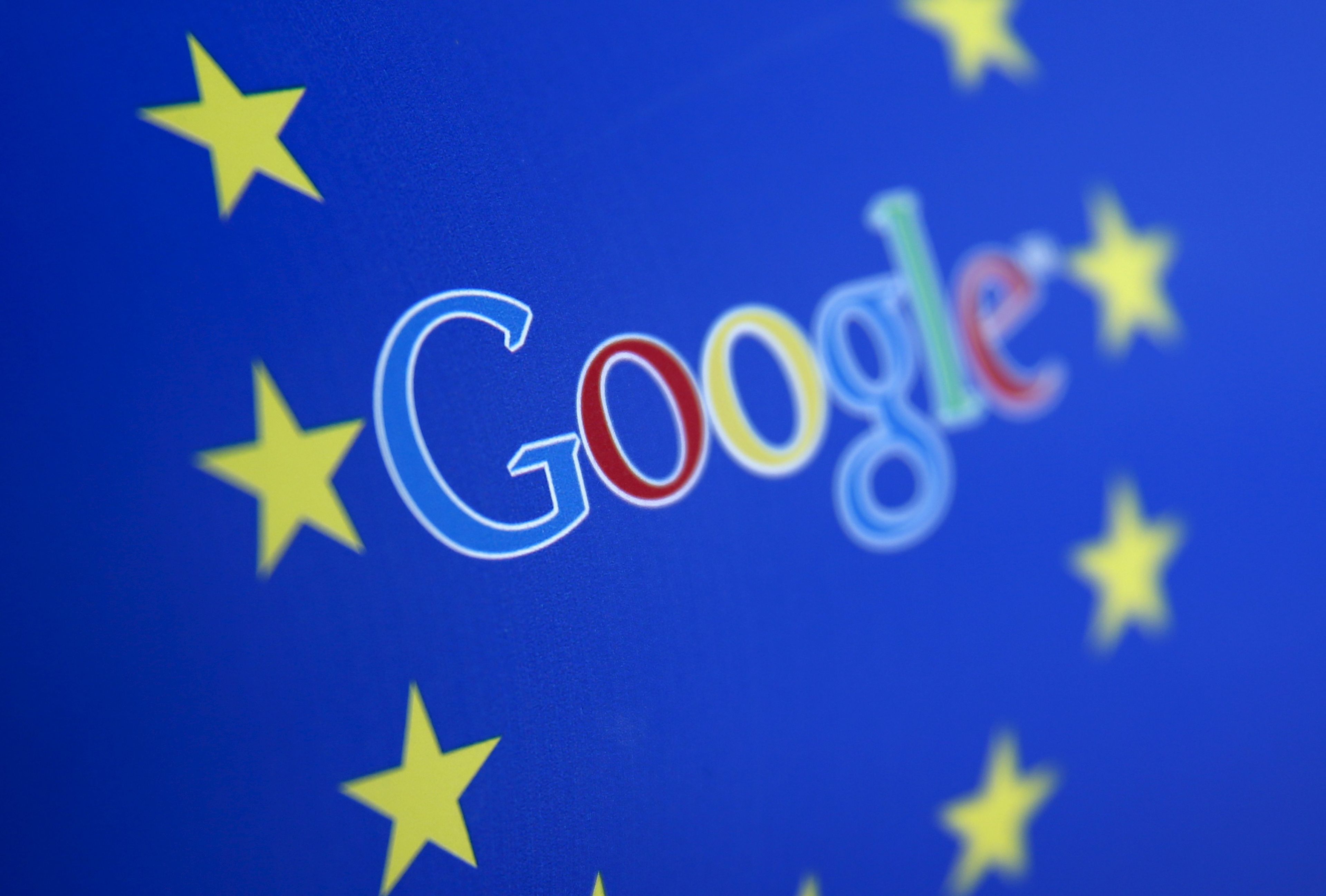 Logo de Google en la bandera de la Unión Europea.