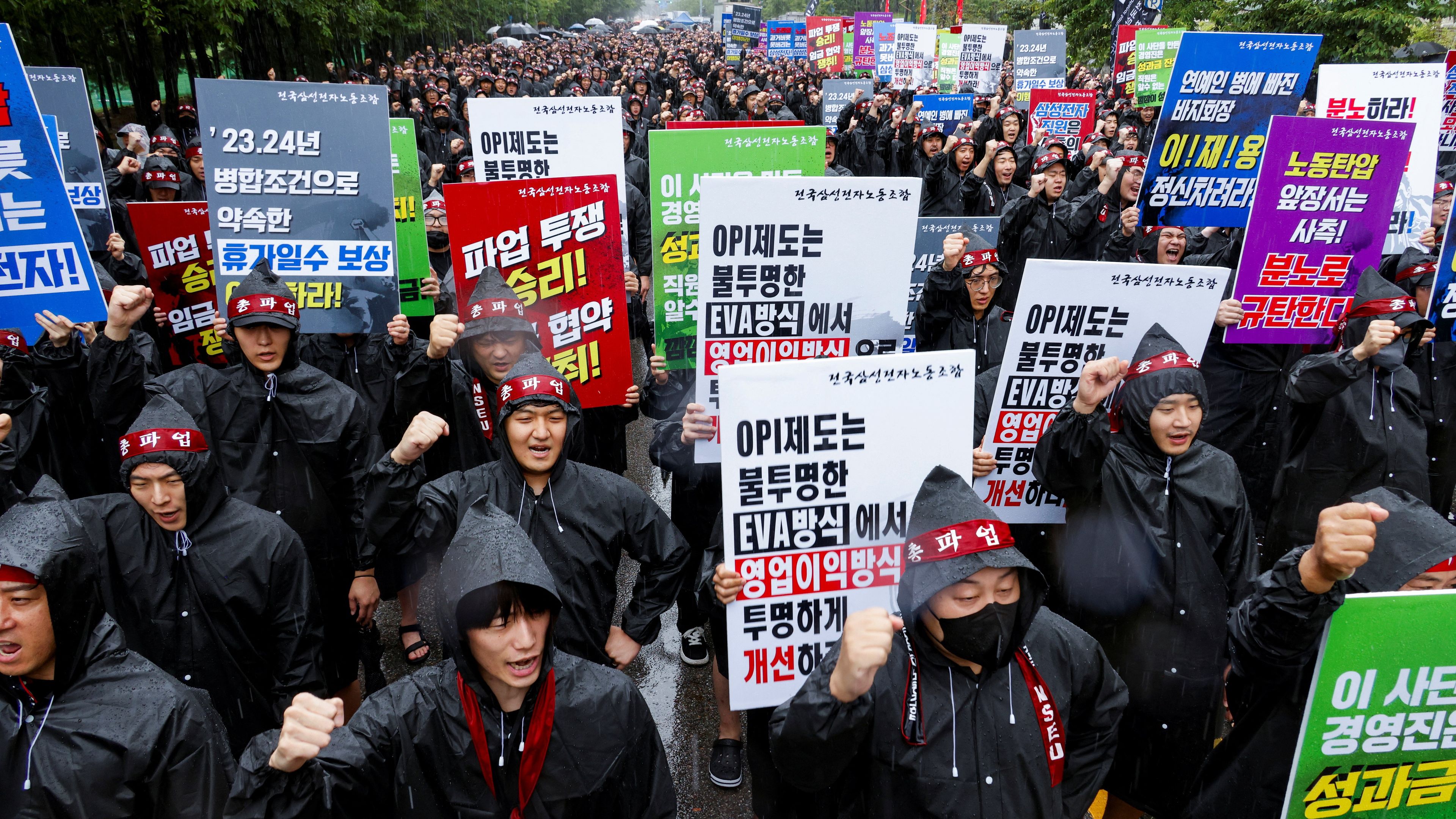 Los miembros del sindicato Samsung Electronics durante la huelga de tres días que ha tenido lugar en Hwaseong, Corea del Sur.