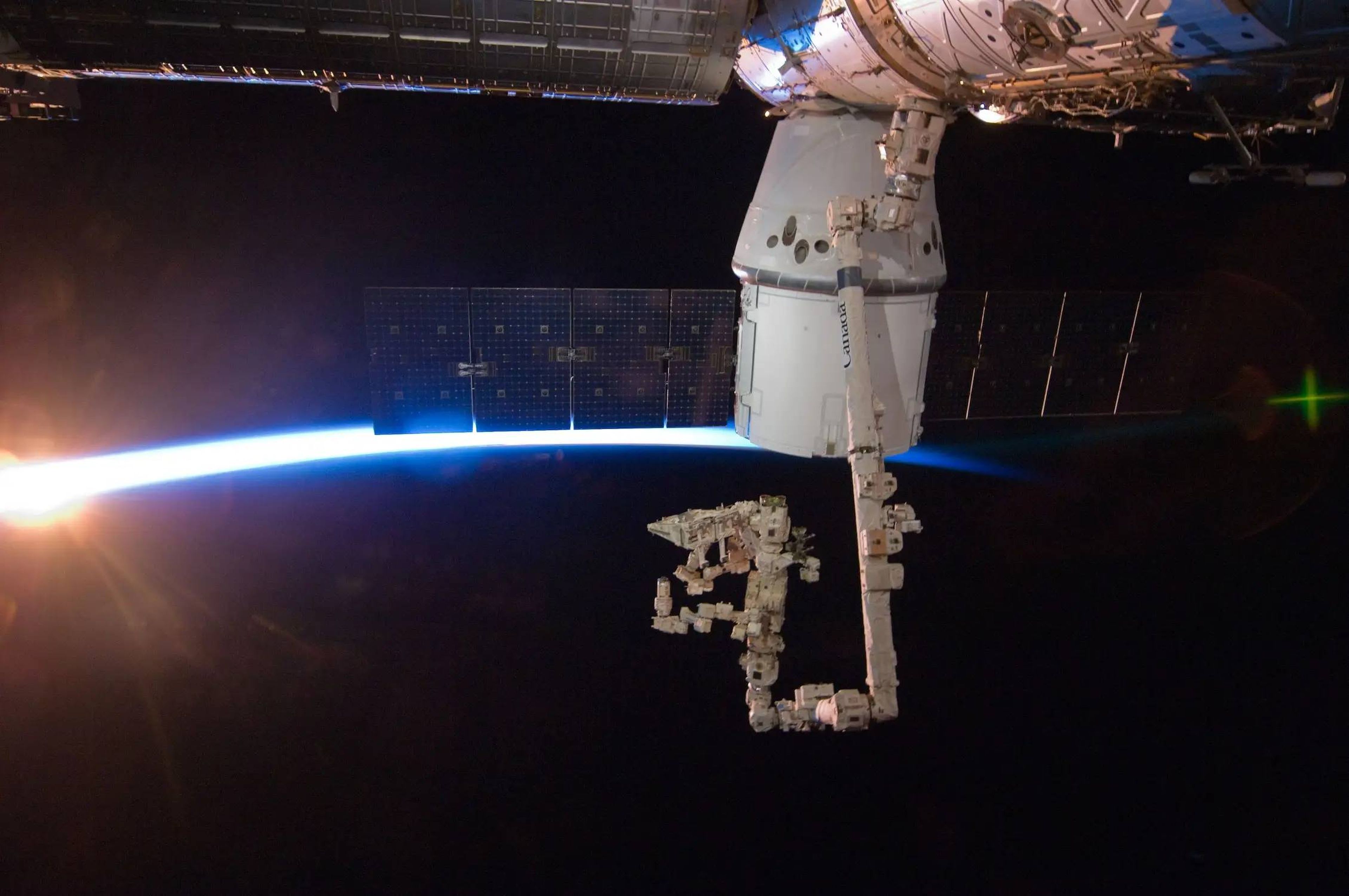 Una nave de carga SpaceX Dragon se convirtió en la primera nave espacial comercial en acoplarse a la estación espacial en 2012.