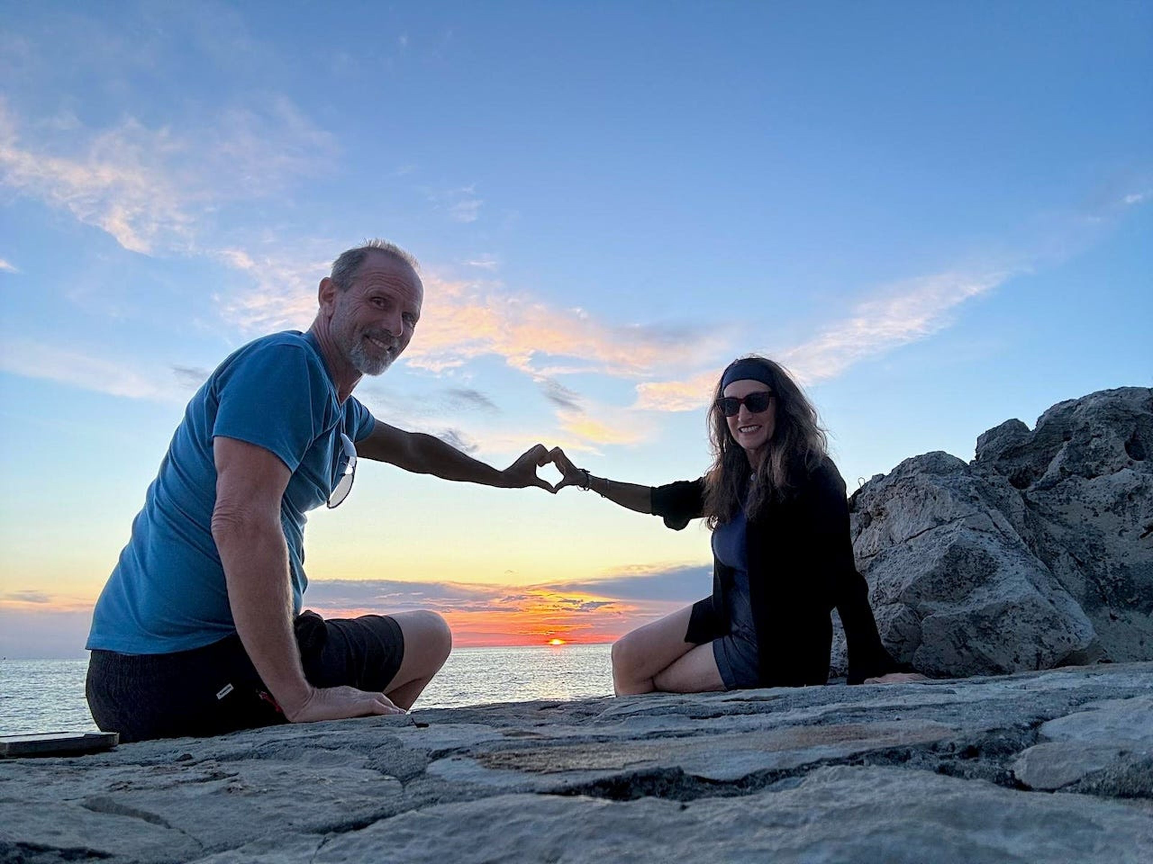 La pareja se aloja en casas de desconocidos de todo el mundo y hace amistades por el camino.