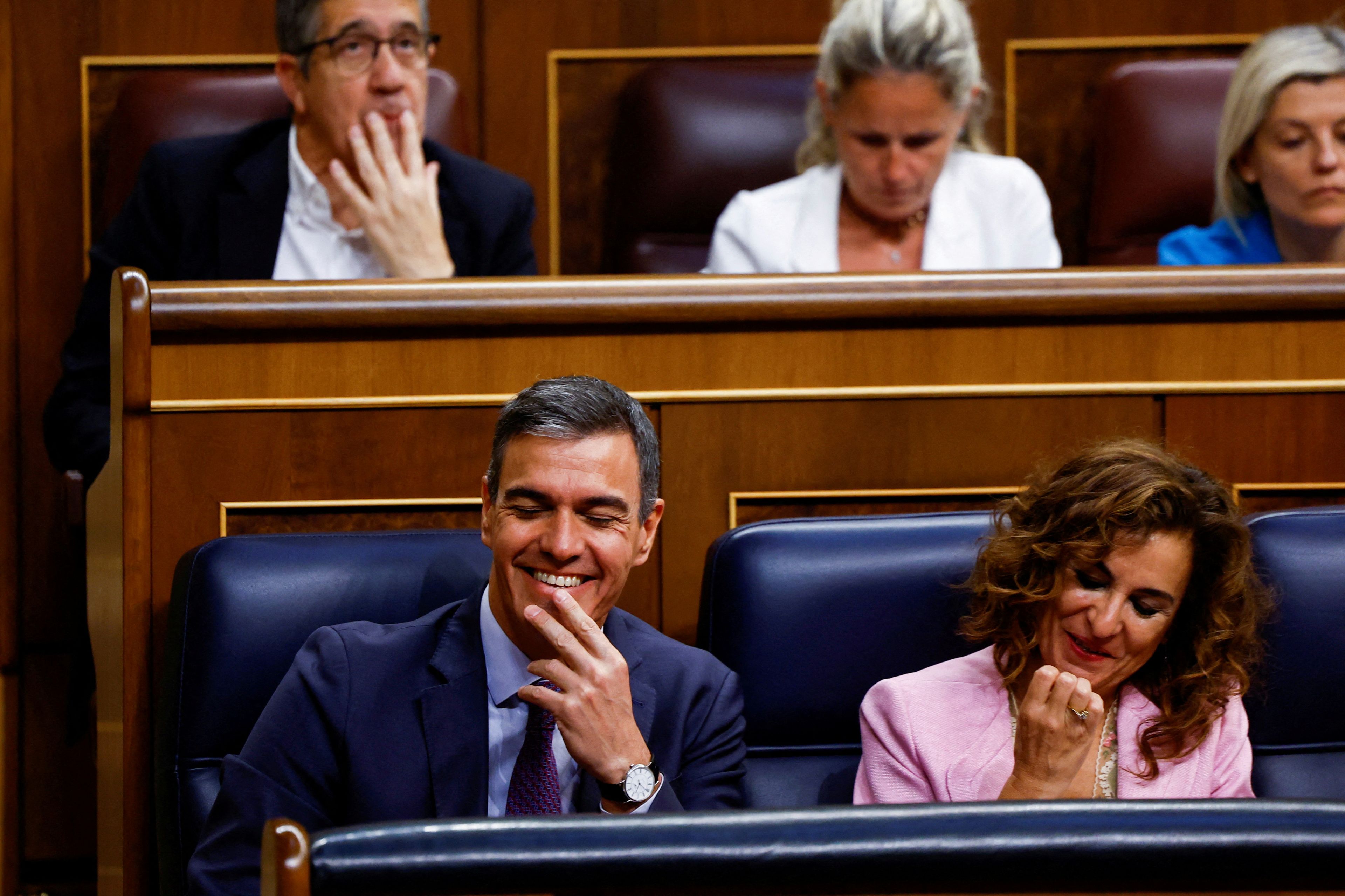 Pedro Sánchez y María Jesús Montero, durante una sesión parlamentaria.